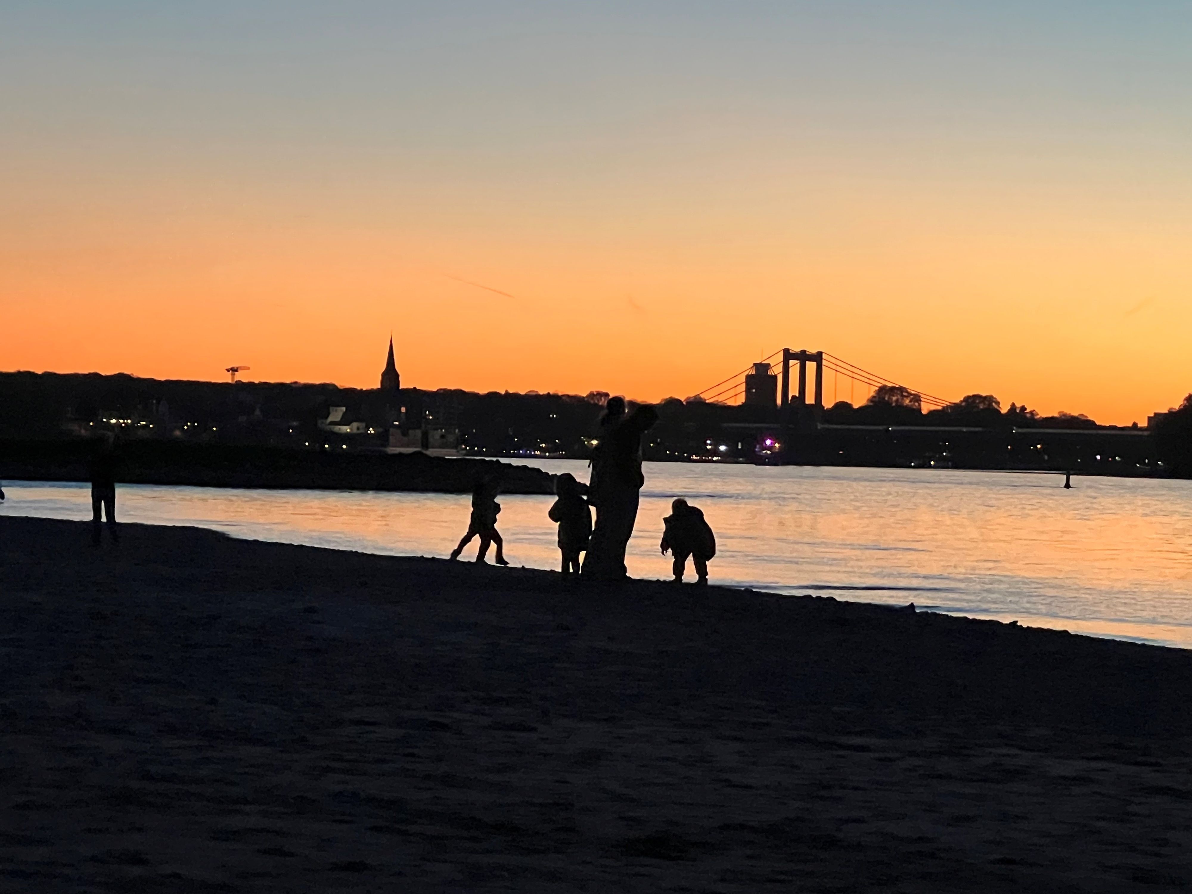 Sonnenuntergang am Rhein mit Blick auf die Rodenkirchener Brücke