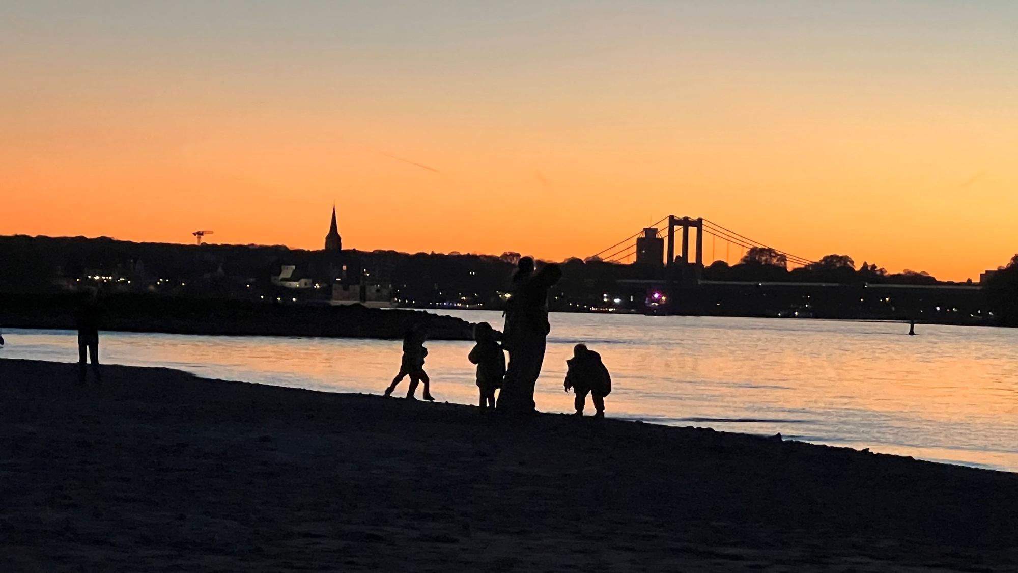 Sonnenuntergang am Rhein mit Blick auf die Rodenkirchener Brücke