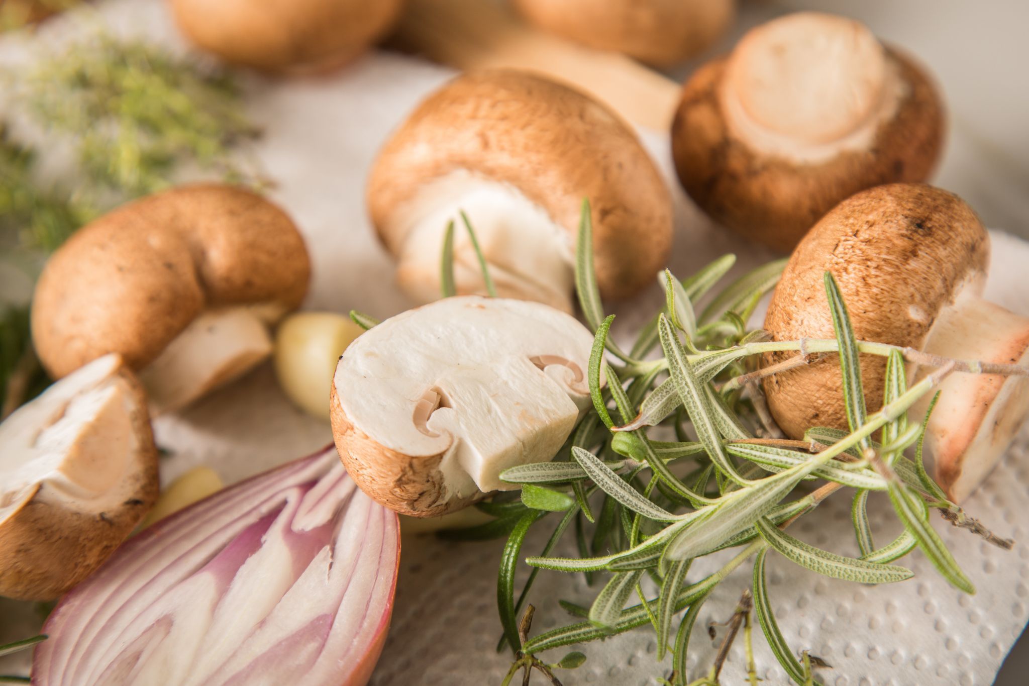 Champignons mit Schalotten und Kräutern