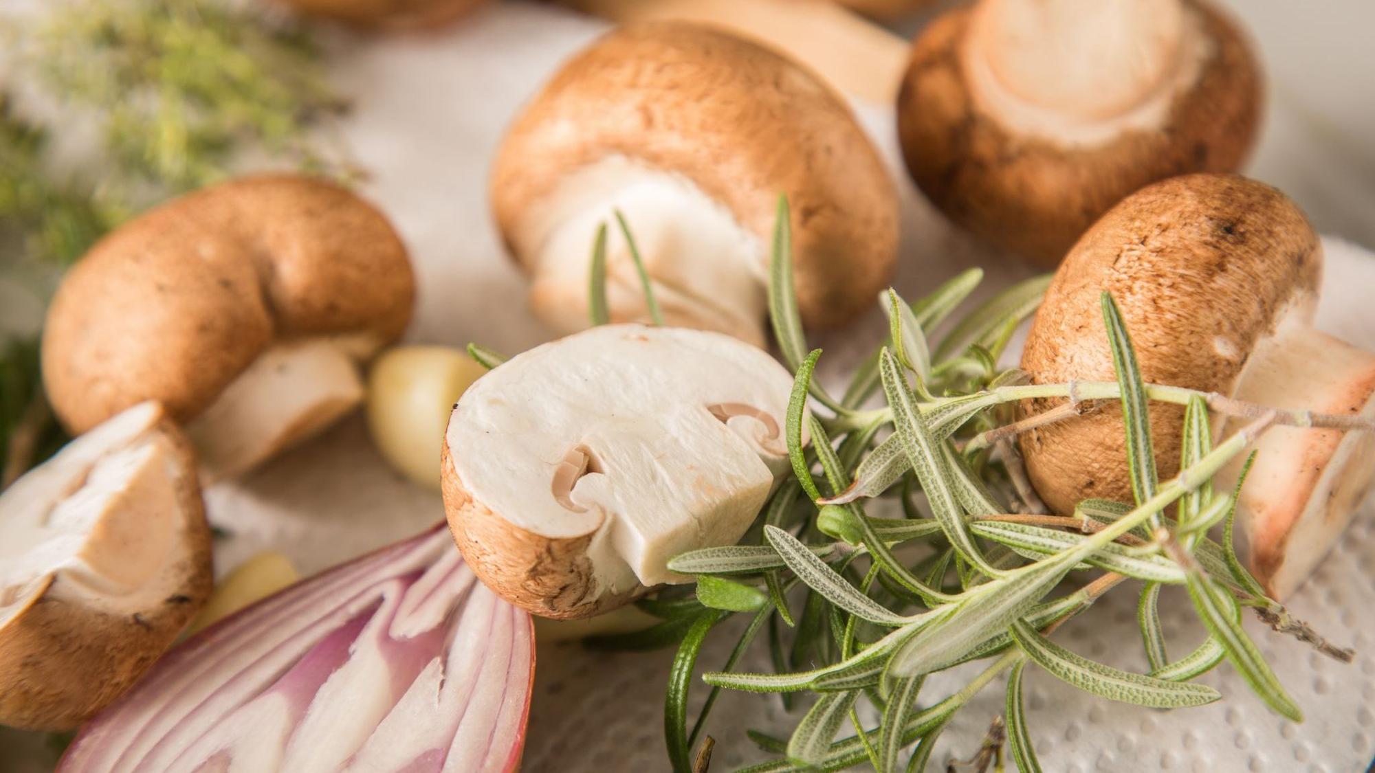 Champignons mit Schalotten und Kräutern