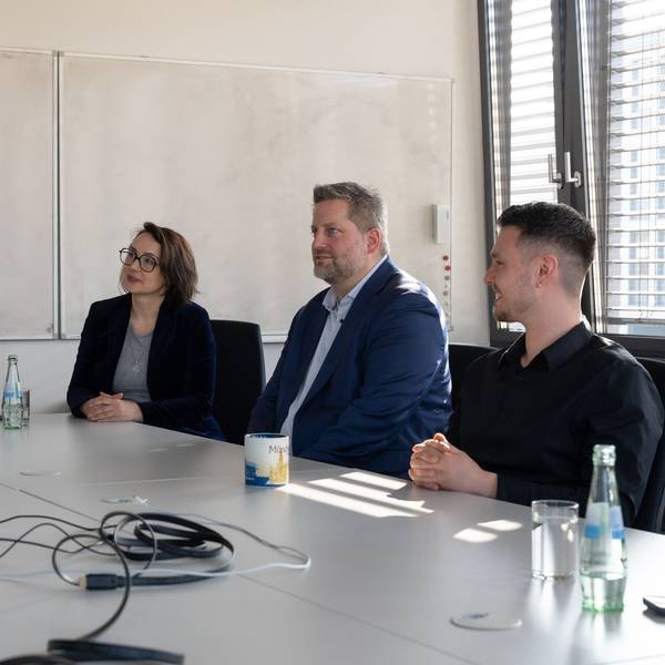 Prof. Thomas Bartz-Beielstein (v.l.), Prof. Irma Lindt, Prof. Christian Wolf und der Doktorand Alexander Hinterleitner im Gespräch über Möglichkeiten, wie die Wissenschaft den Unternehmen Unterstützung bieten kann.