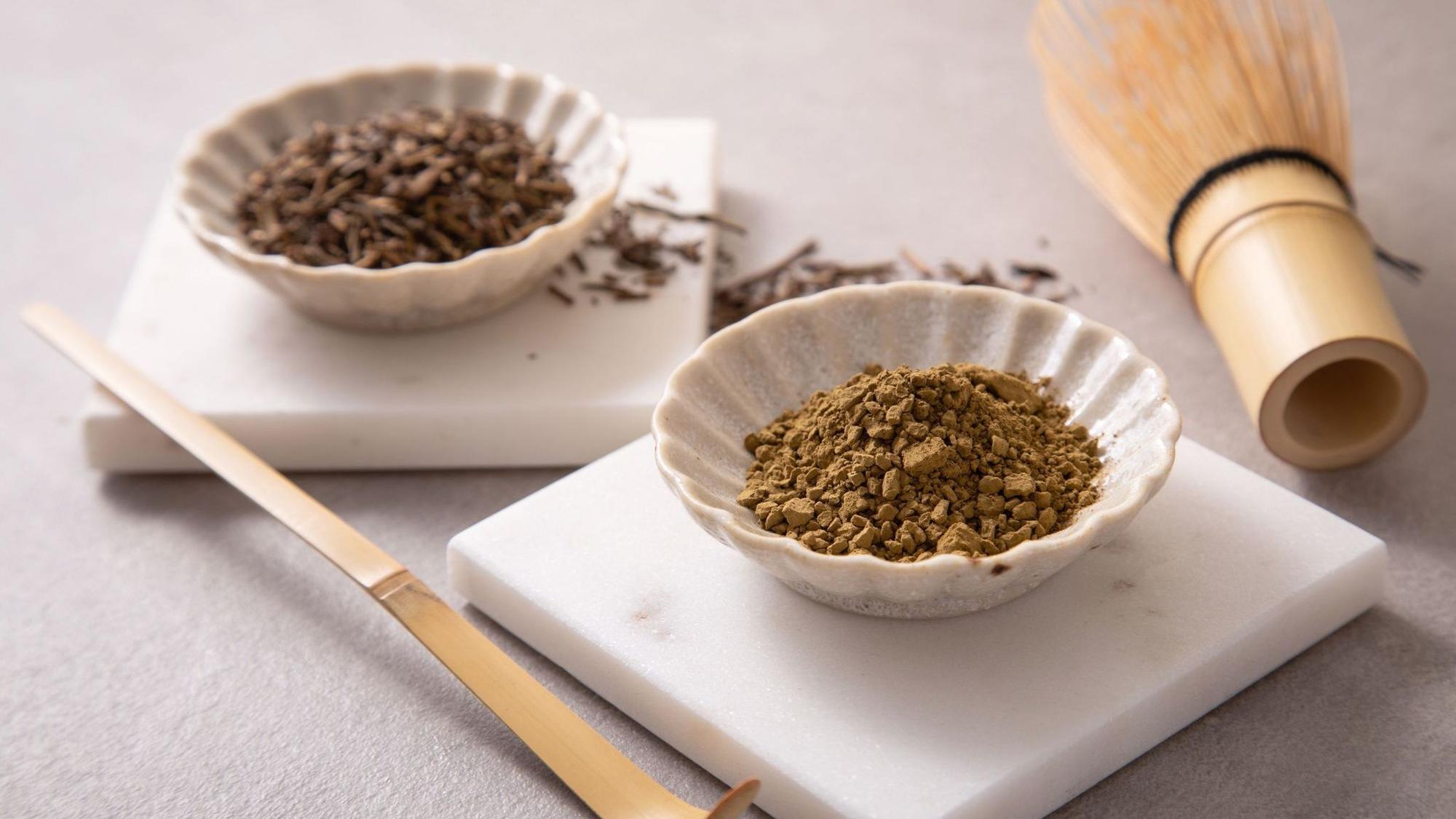 Hojicha Tee als ganzes Blatt und als Pulver
