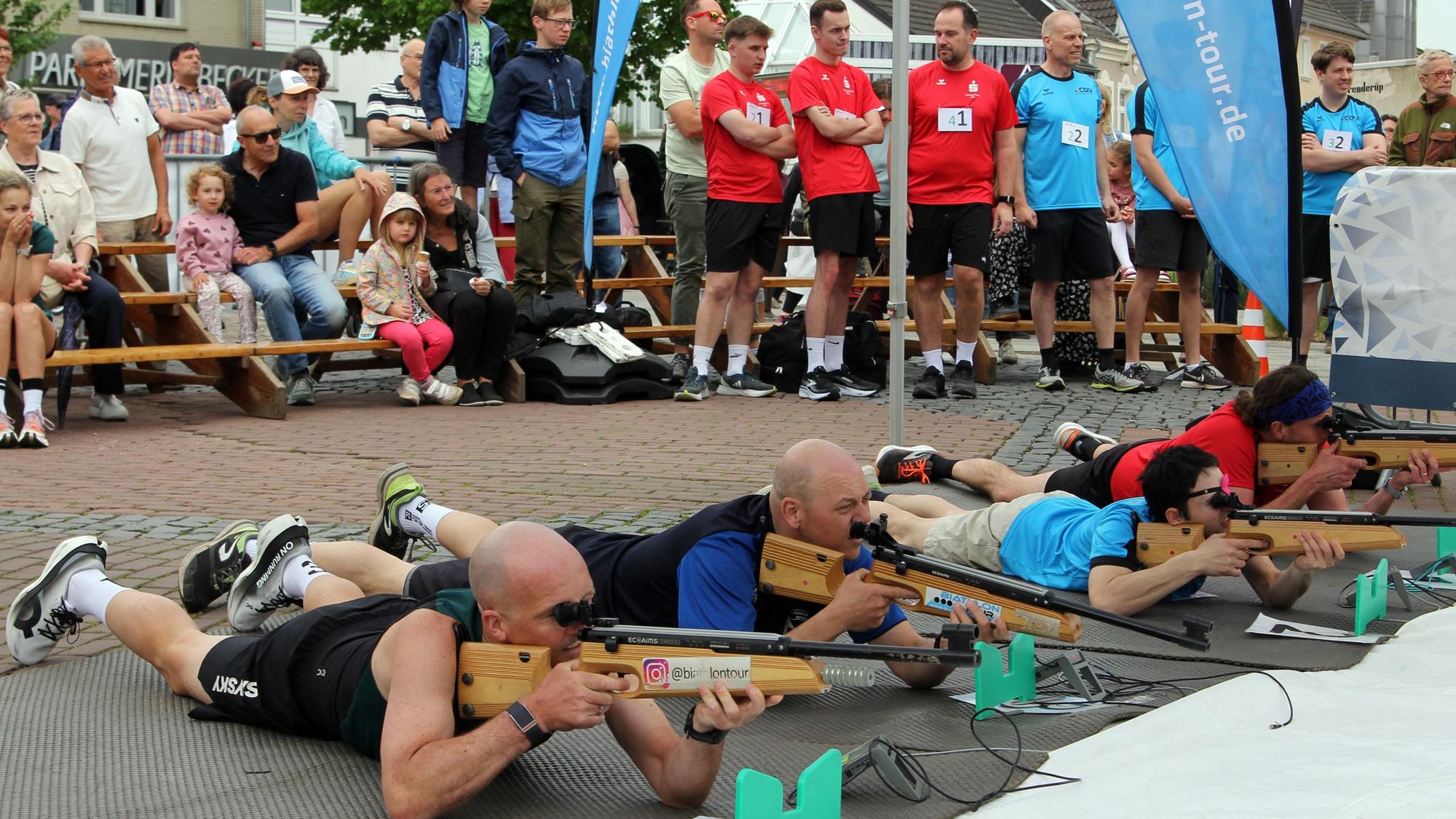 Der City-Biathlon, bei dem insgesamt zwölf tapfer Staffeln mitliefen und -schossen, war das sportliche Glanzlicht beim „Bergheimer Frühling“.