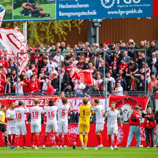 12.04.2026, xsefx, Fußball, Regionalliga West, SC Fortuna Köln - FC Schalke 04 II U23, 29. Spieltag, Südstadion Köln, Saison 2025 2026: SC Fortuna Köln jubelnd vor den Fans in der Fankurve. DFB regulations prohibit any use of photographs as image sequences and or quasi-video. Photo: xSabinexEffgenxPressefotoKochx Nordrhein-Westfalen Deutschland *** 12 04 2026, xsefx, Fußball, Regionalliga West, SC Fortuna Köln FC Schalke 04 II U23 , 29 Spieltag, Südstadion Köln, Saison 2025 2026 SC Fortuna Köln jubilant in front of the fans in the Fankurve DFB regulations prohibit any use of photographs as image sequences and or quasi video Photo xSabinexEffgenxPressefotoKochx Nordrhein Westfalen Germany