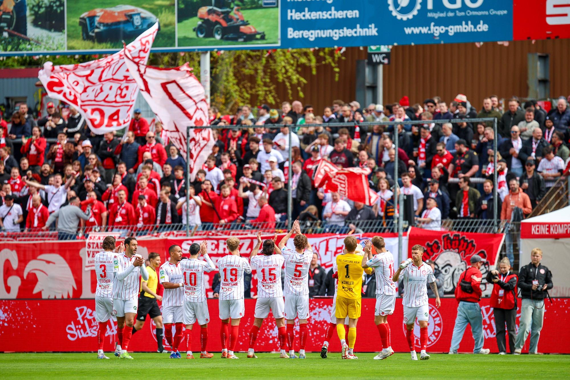 In Feierstimmung: Spieler von Fortuna Köln vor ihren Fans im Südstadion