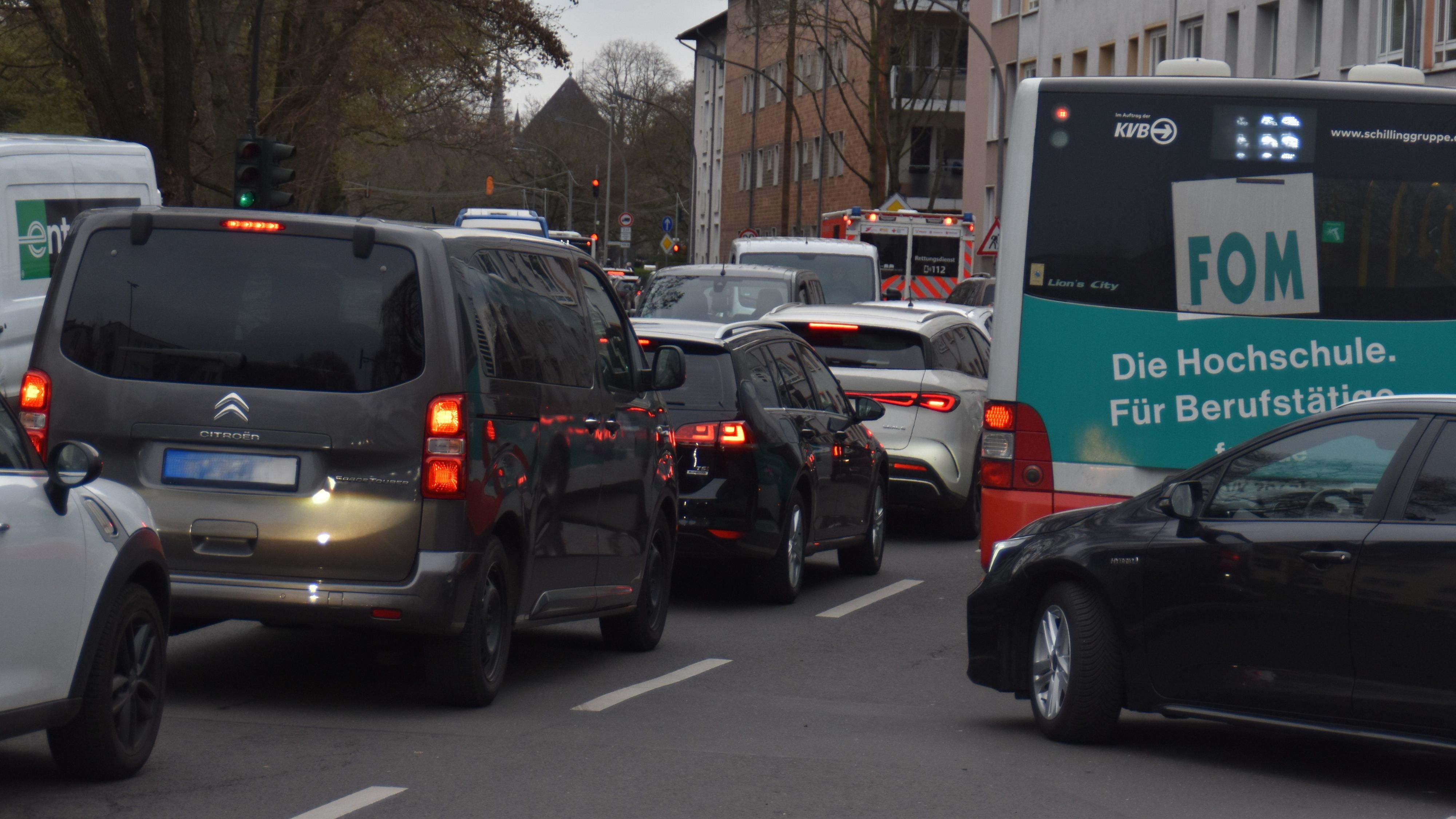 Autos stehen auf der Bachemer Straße im Stau.
