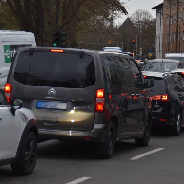 Autos stehen auf der Bachemer Straße im Stau.