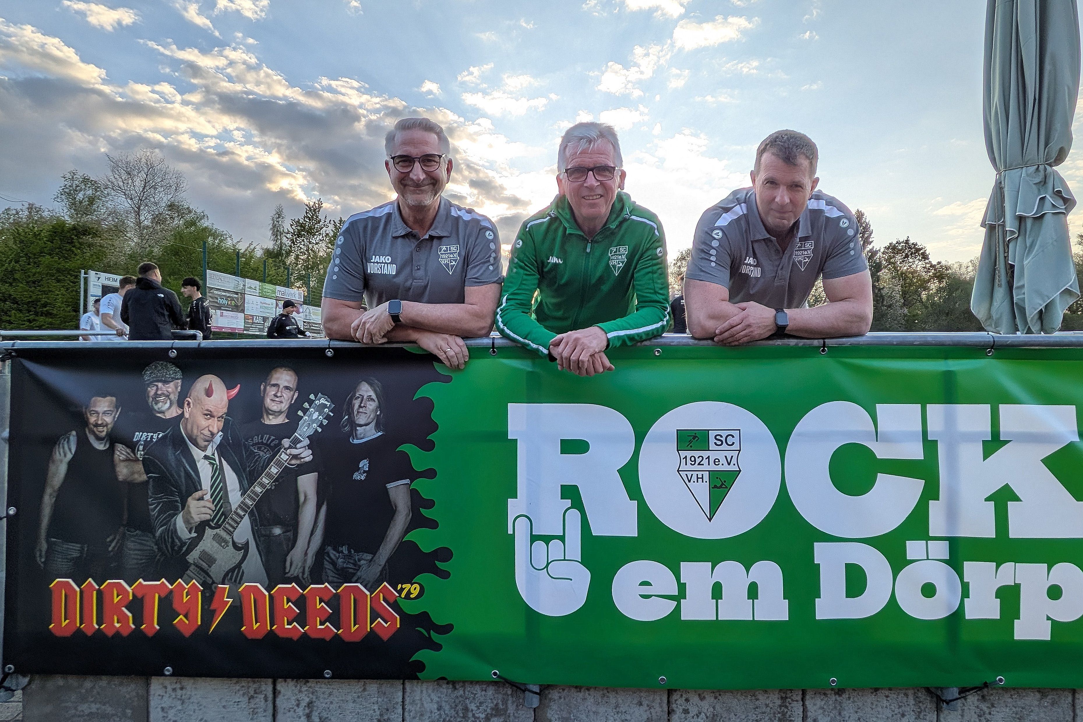 So feiern Alte Herren: Georg Saguer, Hans Schneider und Rudi Rötzheim (v.l.n.r.) werben für „Rock dem Dörp“ und ihren 65. Geburtstag.