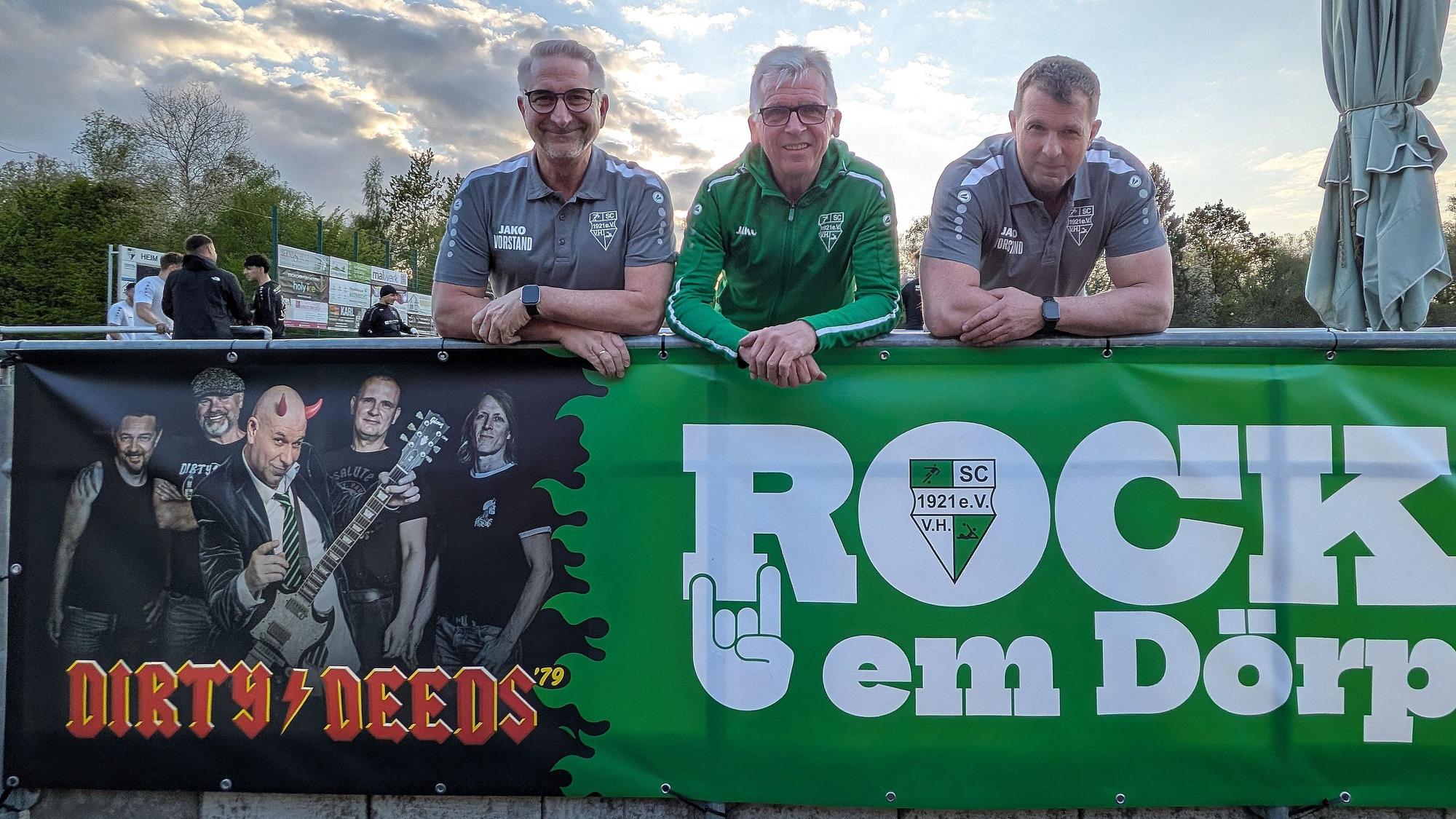 So feiern Alte Herren: Georg Saguer, Hans Schneider und Rudi Rötzheim (v.l.n.r.) werben für „Rock dem Dörp“ und ihren 65. Geburtstag.
