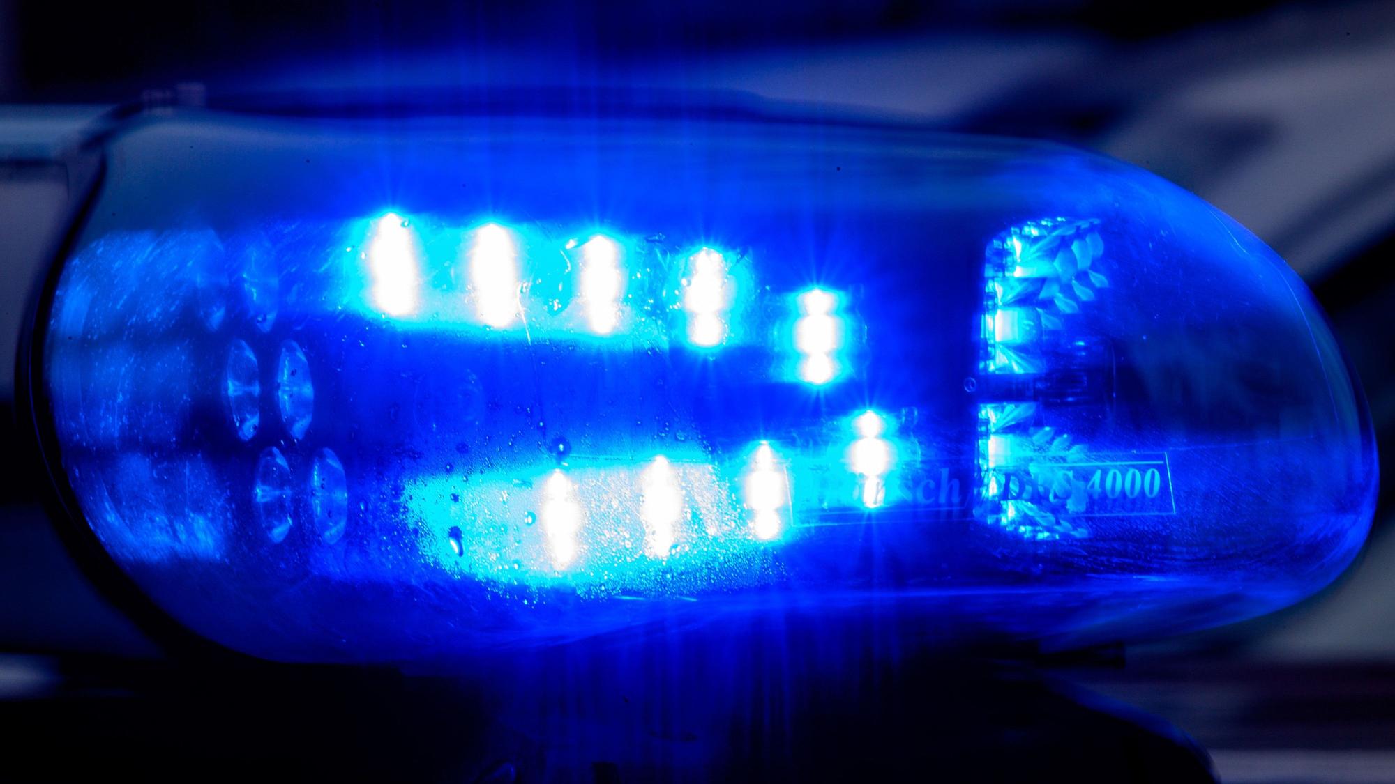 Ein Blaulicht leuchtet auf einem Fahrzeug der Polizei