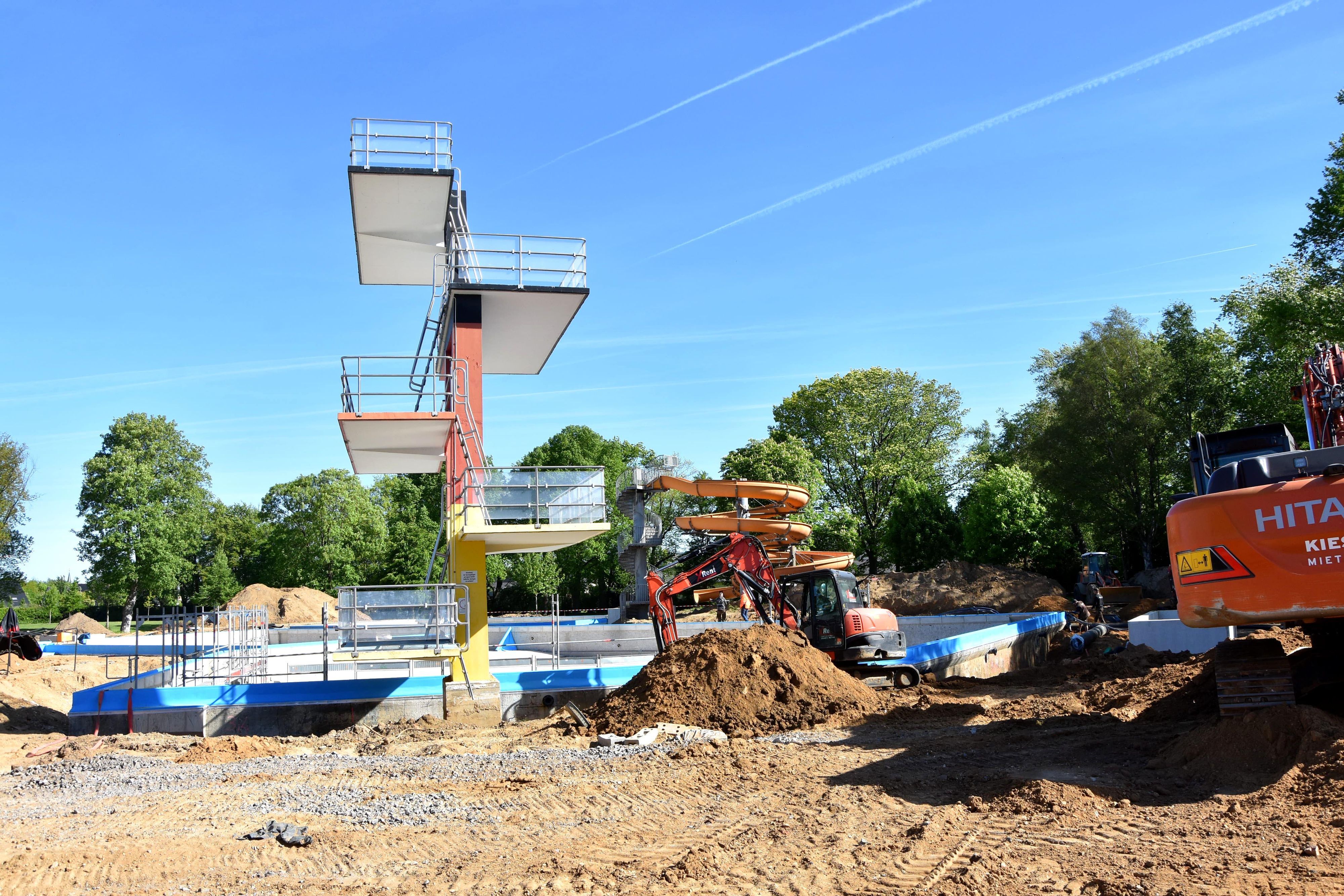 Das Bild zeigt den Zehn-Meter-Turm inmitten der Baustelle mit aufgewühlter Erde und Baggern.