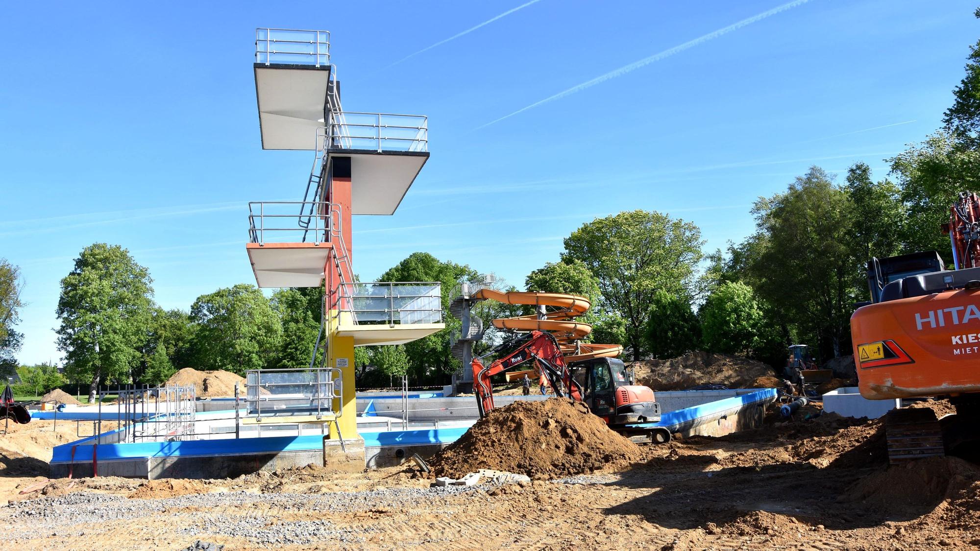 Das Bild zeigt den Zehn-Meter-Turm inmitten der Baustelle mit aufgewühlter Erde und Baggern.