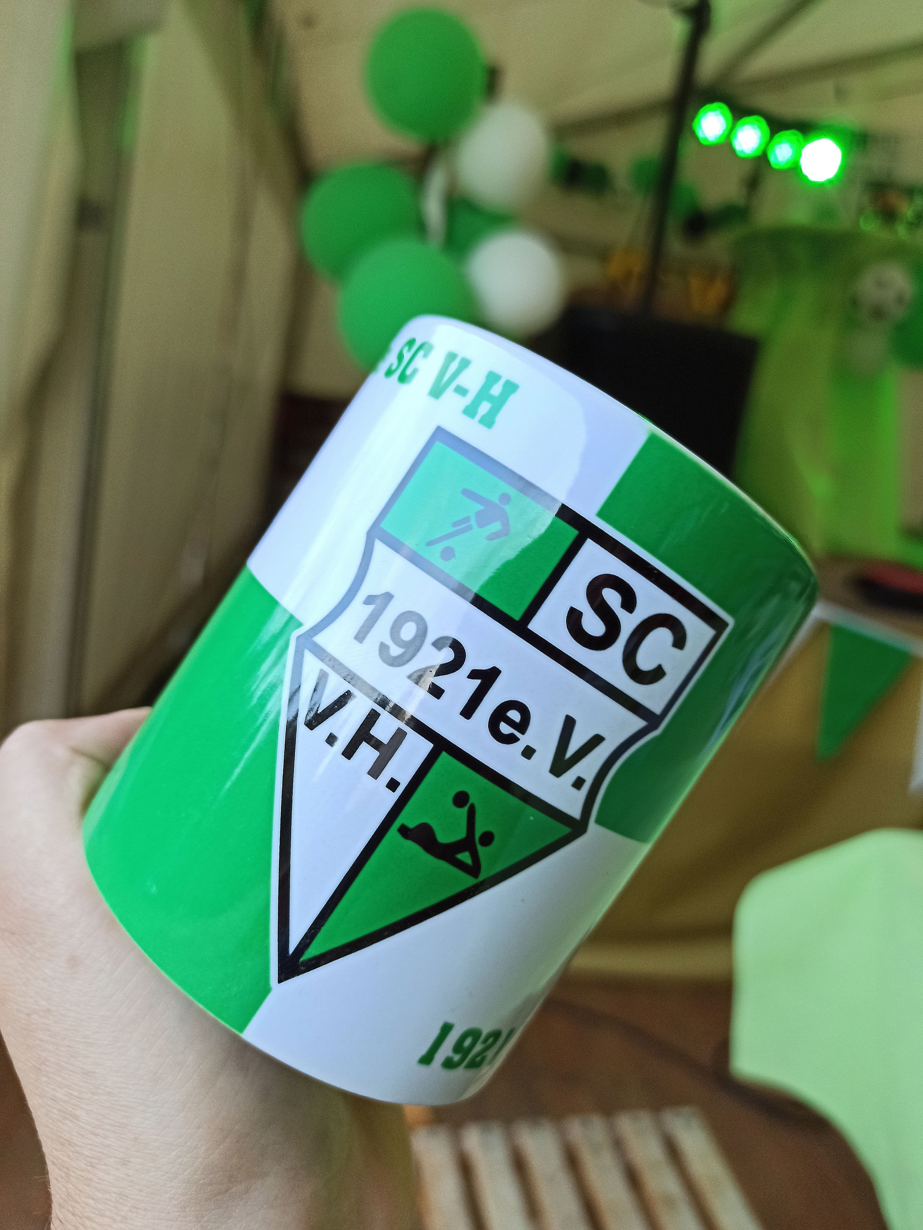 Die Jubiläumstasse des SC Volmershoven-Heidgen, der 2021 hundert Jahre alt wurde.