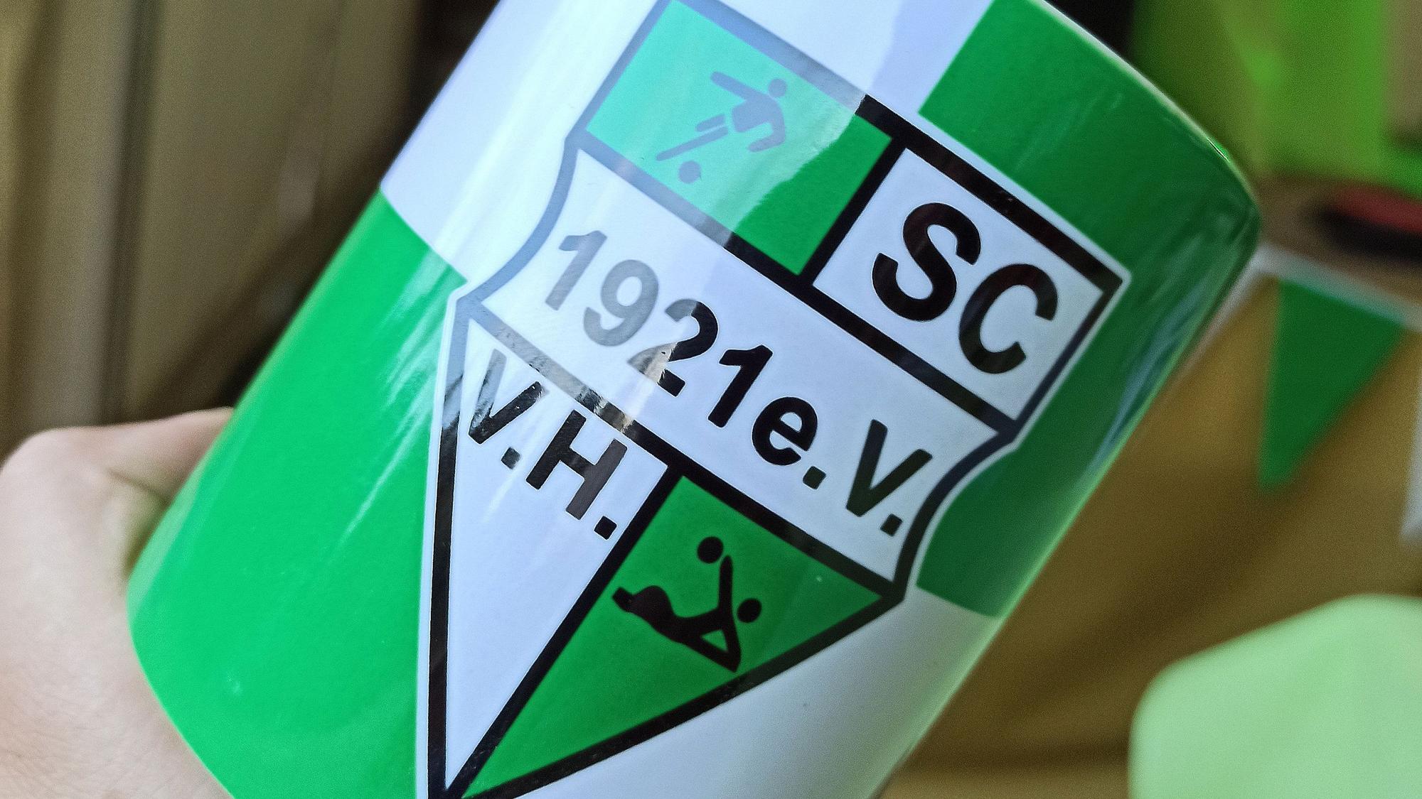 Die Jubiläumstasse des SC Volmershoven-Heidgen, der 2021 hundert Jahre alt wurde.