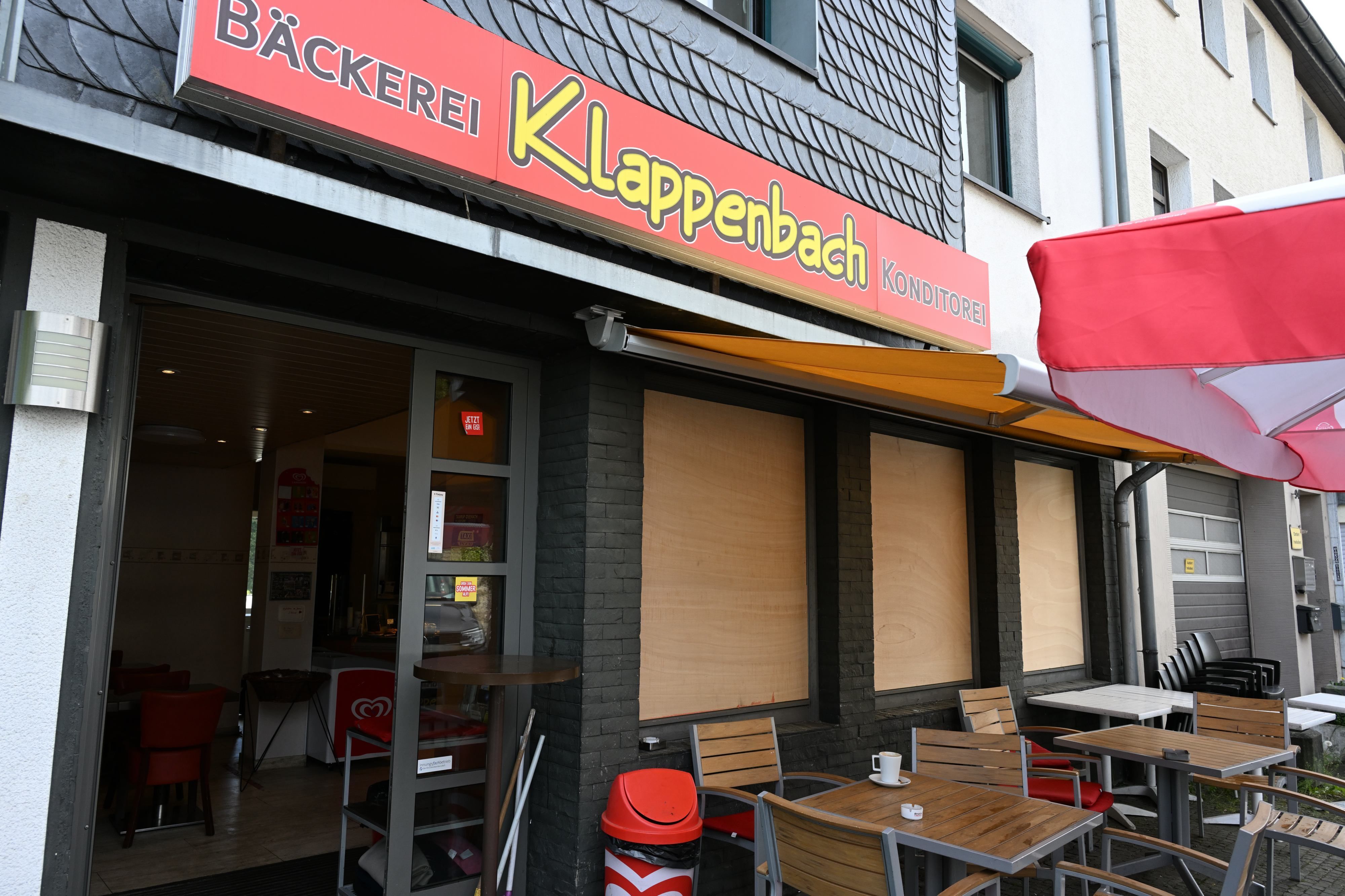 Zu sehen ist eine Bäckerei mit Brettern anstelle von Fenstern.