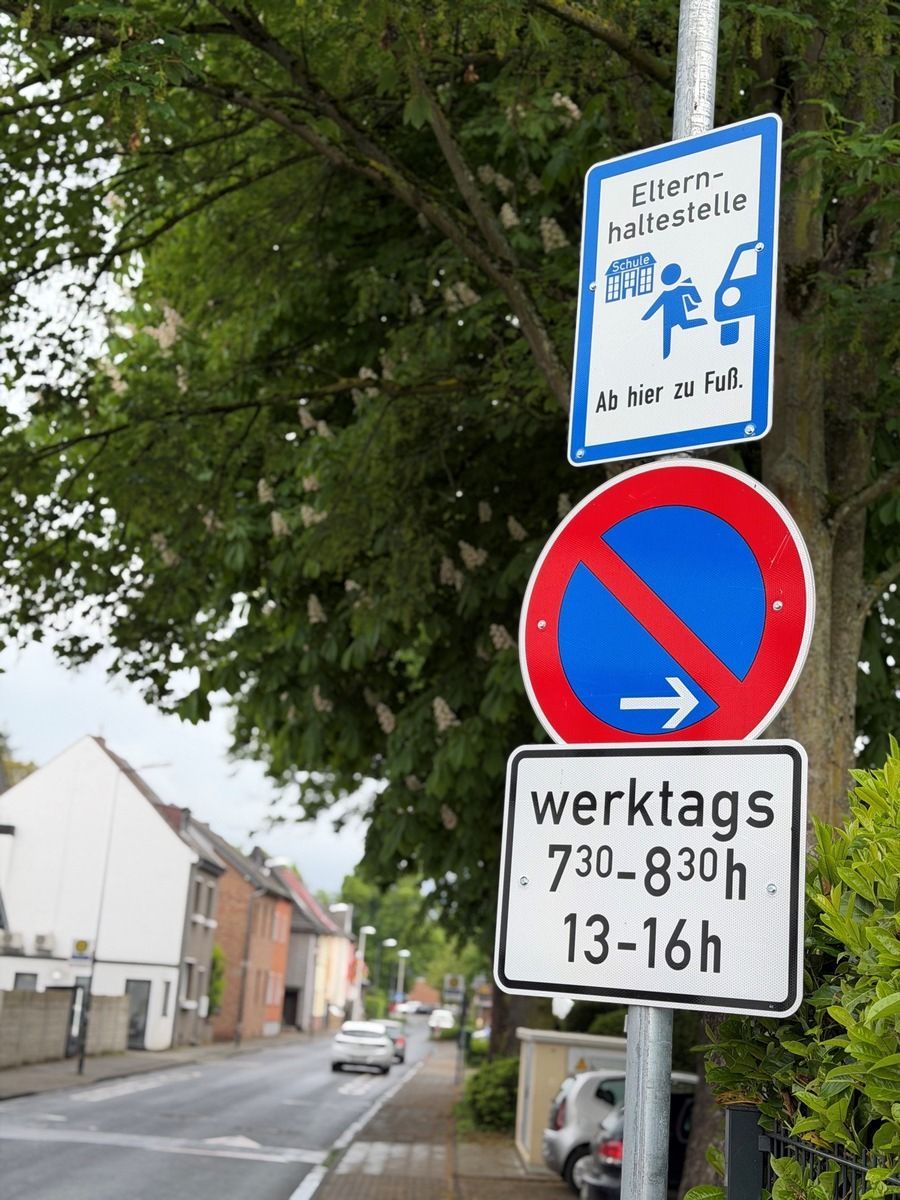 Eingerichtete Elternhaltestellen sollen gefährliche Verkehrssituationen durch Elterntaxis vermeiden und die Sicherheit erhöhen.