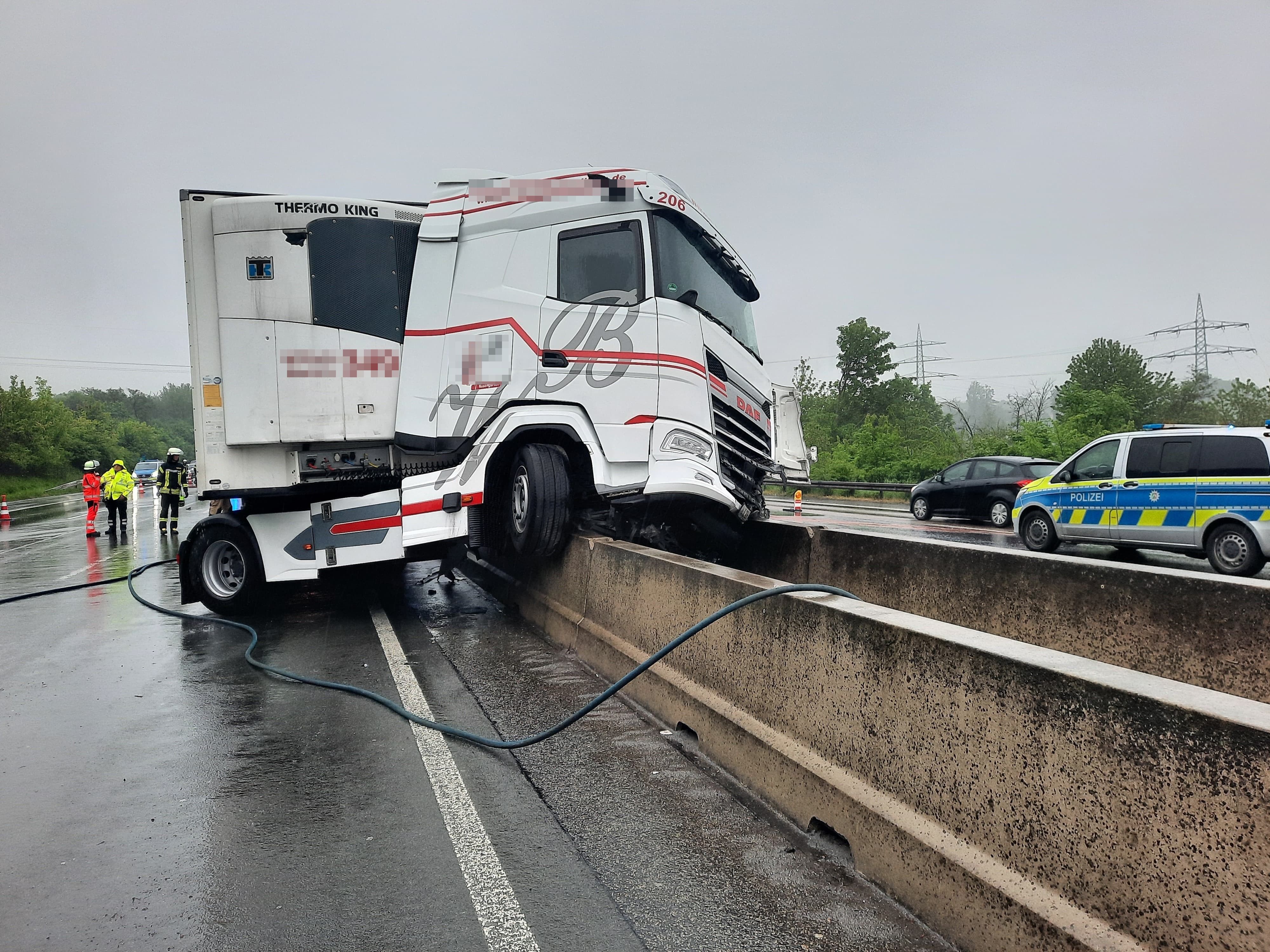 Unfall auf der A3: In Fahrtrichtung Köln geriet ein Lkw in die Mittelleitplanke.