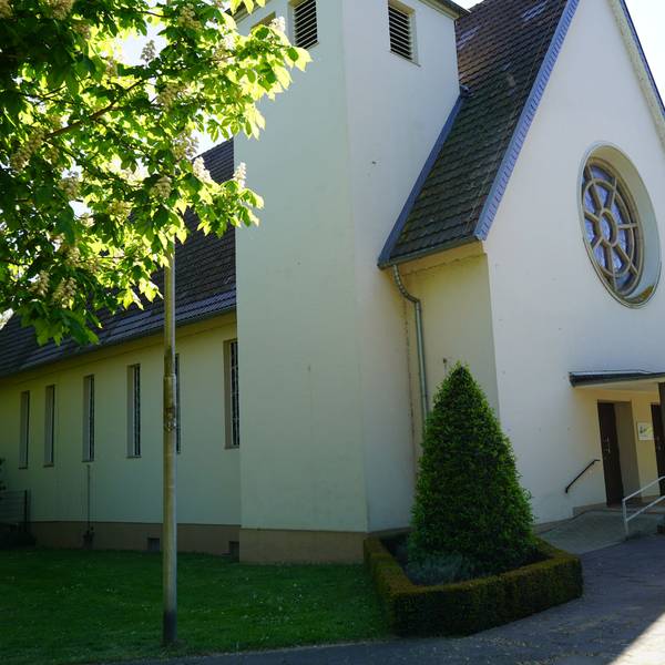 Auf dem Foto ist eine Kirche zu sehen.