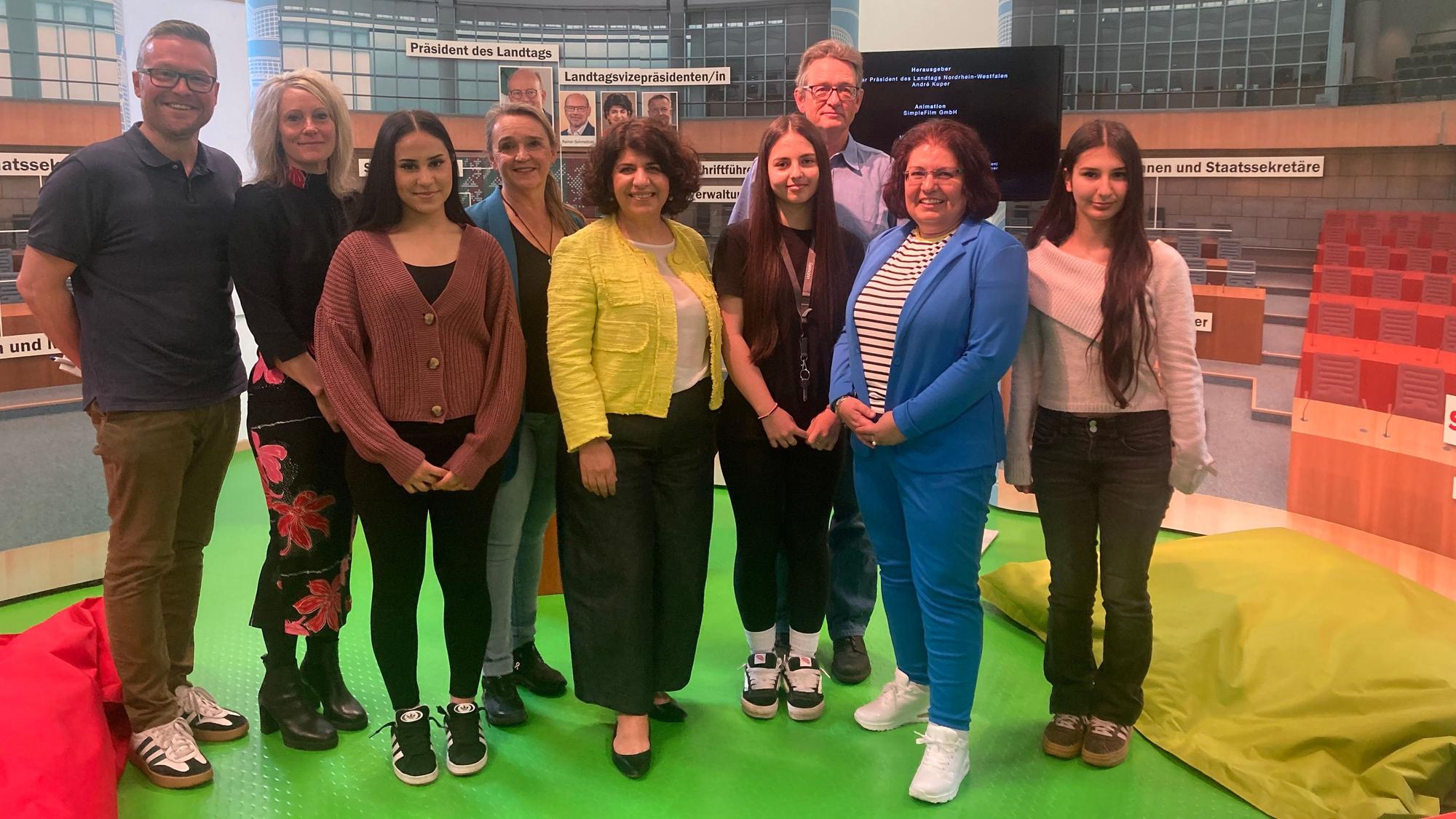 Jugendliche und Erwachsene haben sich zum Gruppenfoto aufgestellt.