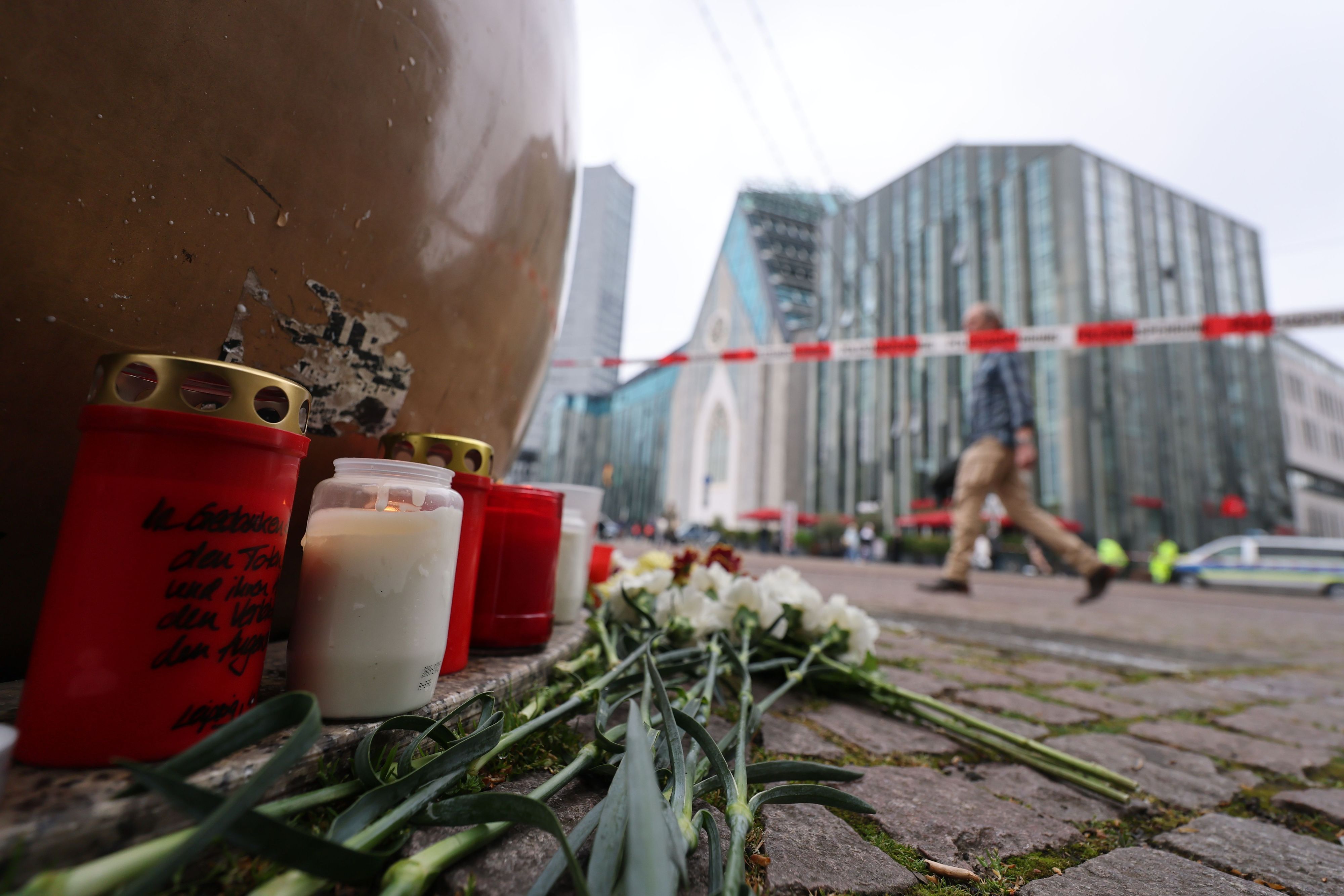 Blumen und Kerzen liegen auf dem Augustusplatz. Nach der Amokfahrt in Leipzig mit zwei Todesopfern und drei Schwerverletzten soll der Tatverdächtige in einer Psychiatrie untergebracht werden.