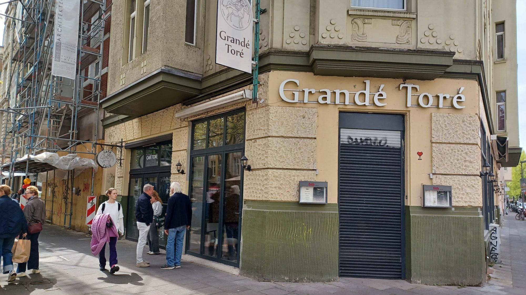 Seit kurz nach Jahresbeginn ist das Café Toré an der Ecke Neusser Straße / Balthasarstraße geschlossen. Noch steht das Mobiliar in den Räumlichkeiten.