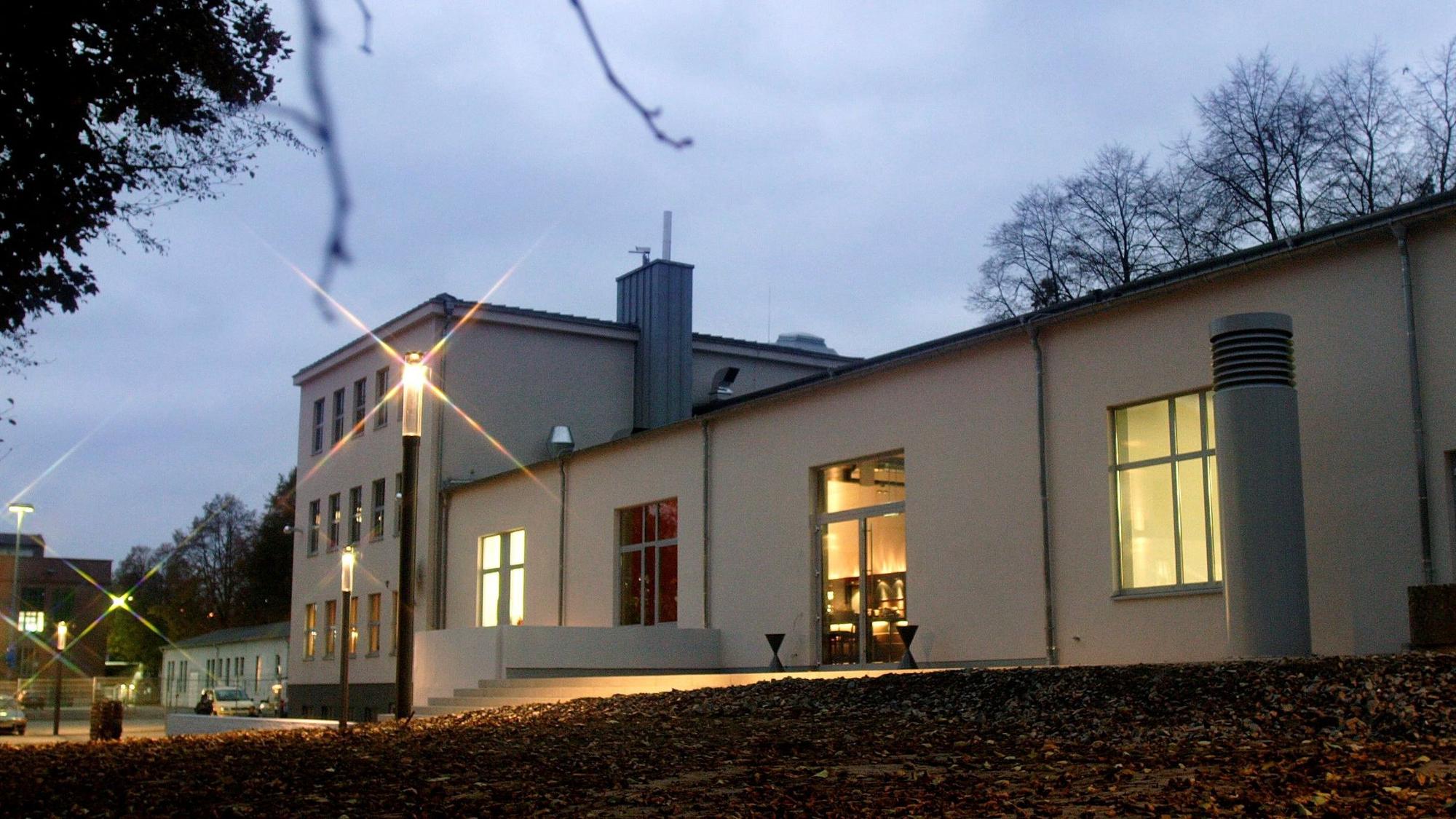 Ein von innen leuchtendes Gebäude.