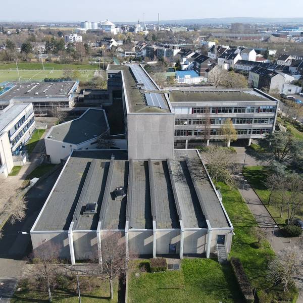 Ein Luftbild zeigt das Theater, das einen Gebäudekomplex mit zwei Schulen bildet.