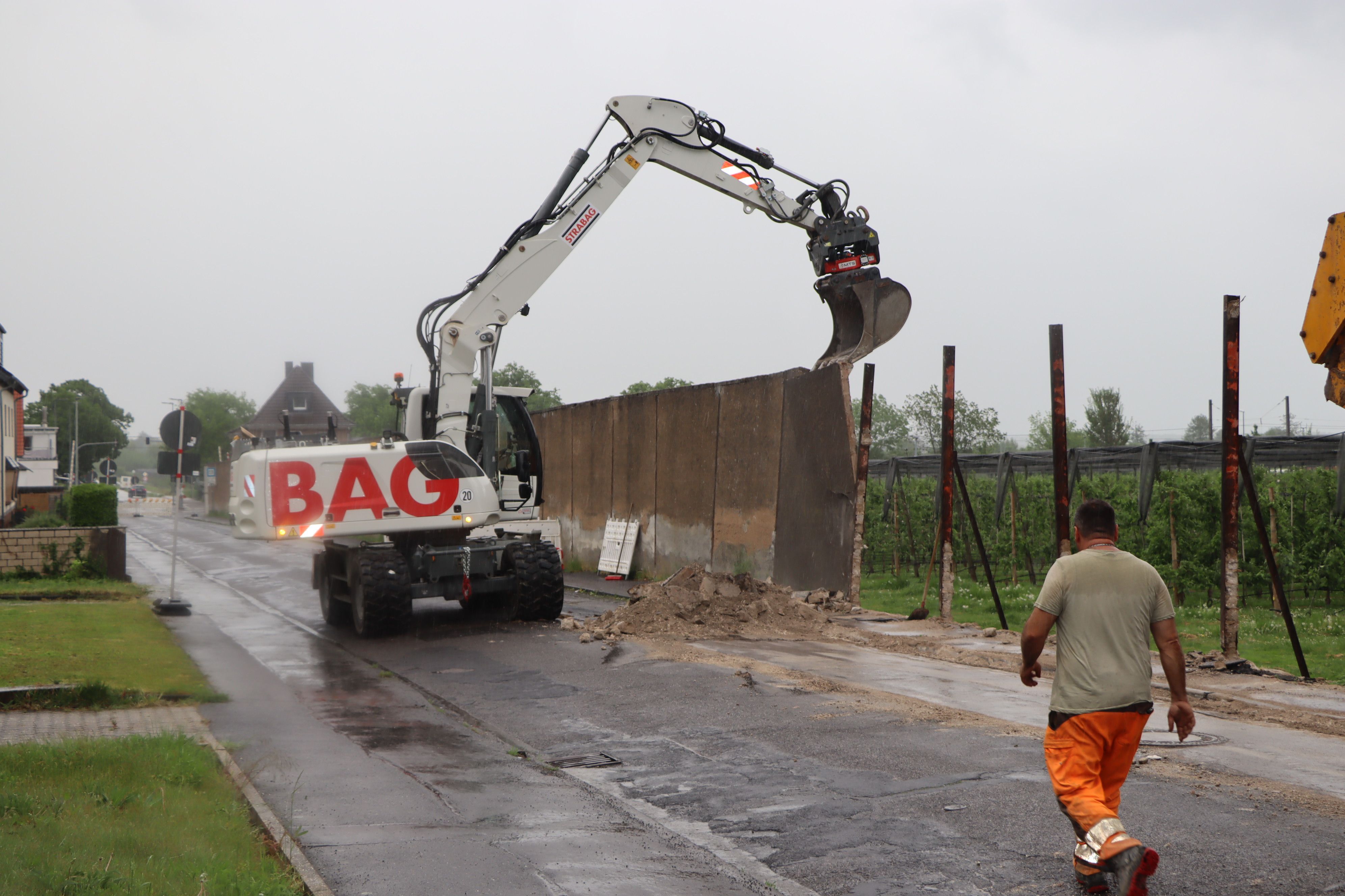 Bagger machten sich an den Betonwänden zu schaffen. Die Mauer ist nun Geschichte – ihr Abriss öffnet jetzt den Blick mitten in die herrliche Plantage.