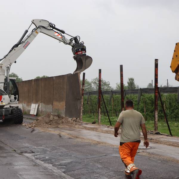 Bagger machten sich an den Betonwänden zu schaffen. Die Mauer ist nun Geschichte – ihr Abriss öffnet jetzt den Blick mitten in die herrliche Plantage.