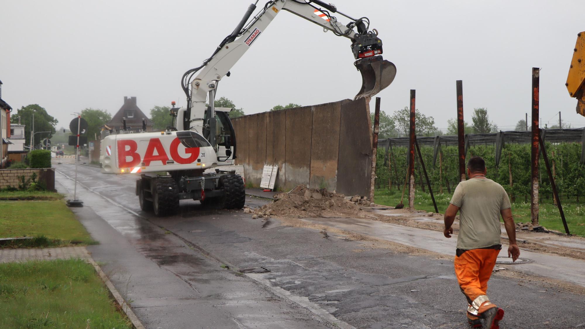 Bagger machten sich an den Betonwänden zu schaffen. Die Mauer ist nun Geschichte – ihr Abriss öffnet jetzt den Blick mitten in die herrliche Plantage.