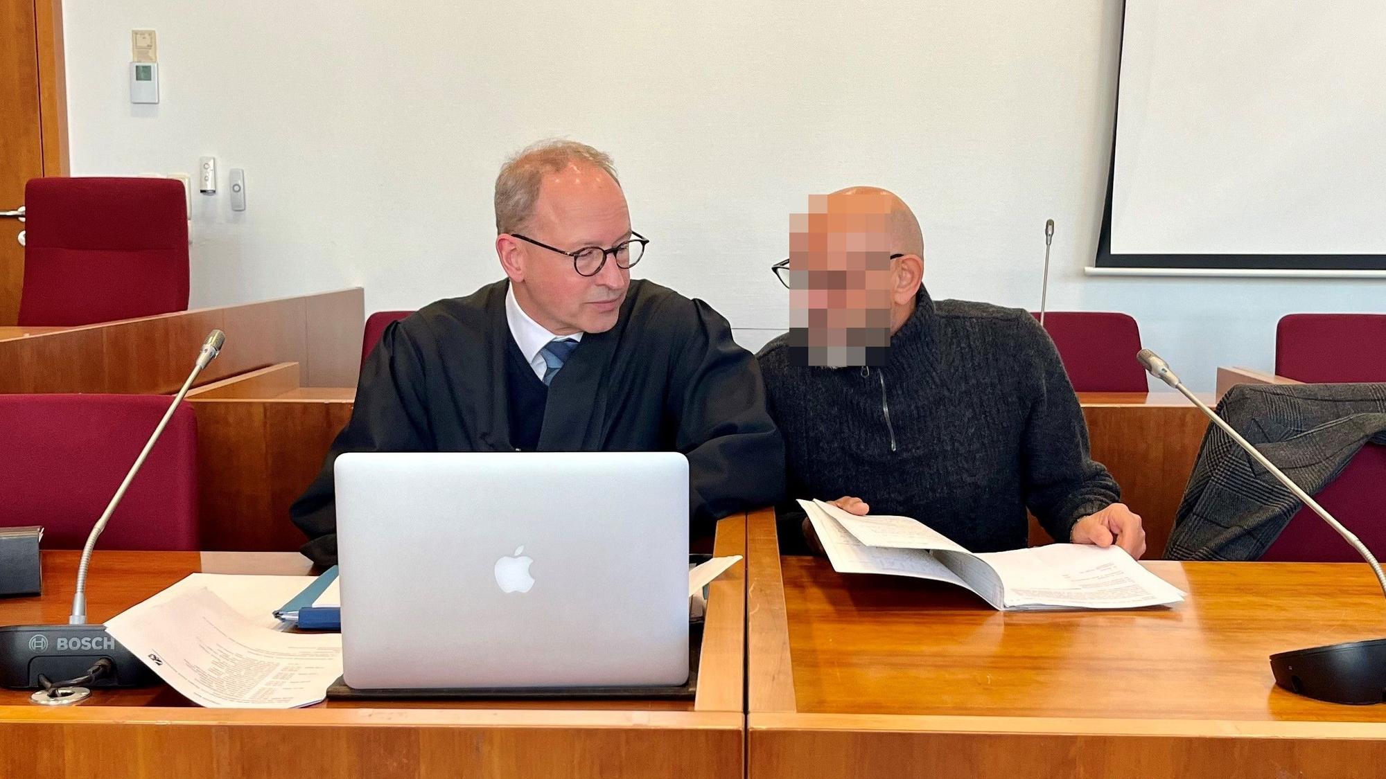 Mordanklage vor dem Bonner Landgericht: Verteidiger Martin Kretschmer und der Angeklagte am Tag des Prozessauftakts.