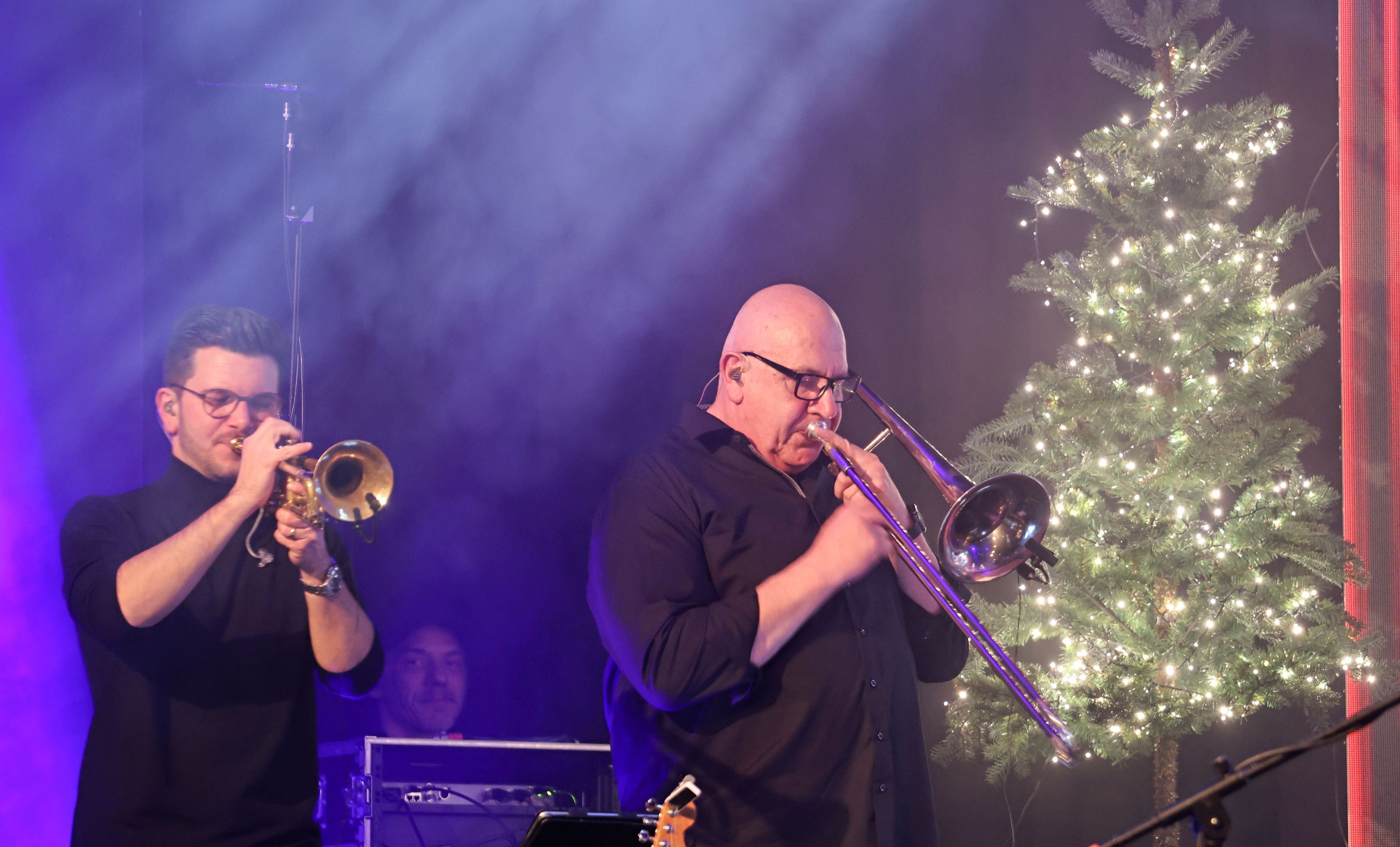Richie Hellenthal (r.) bei einem Brings-Konzert im Dezember 2025 an der Posaune. Links Michael Kuhl an der Trompete.