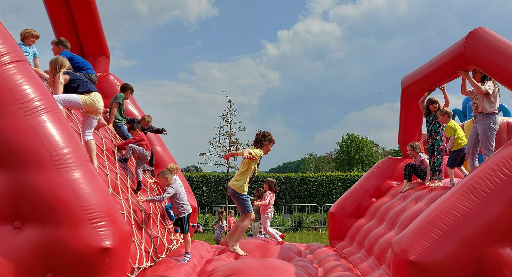 Eine der beliebtesten Hüpfburgen: An zwei gegenüberstehenden „Mauern“ hoch auf die „Burgmauer“ und dann der Sprung ins Vergnügen.