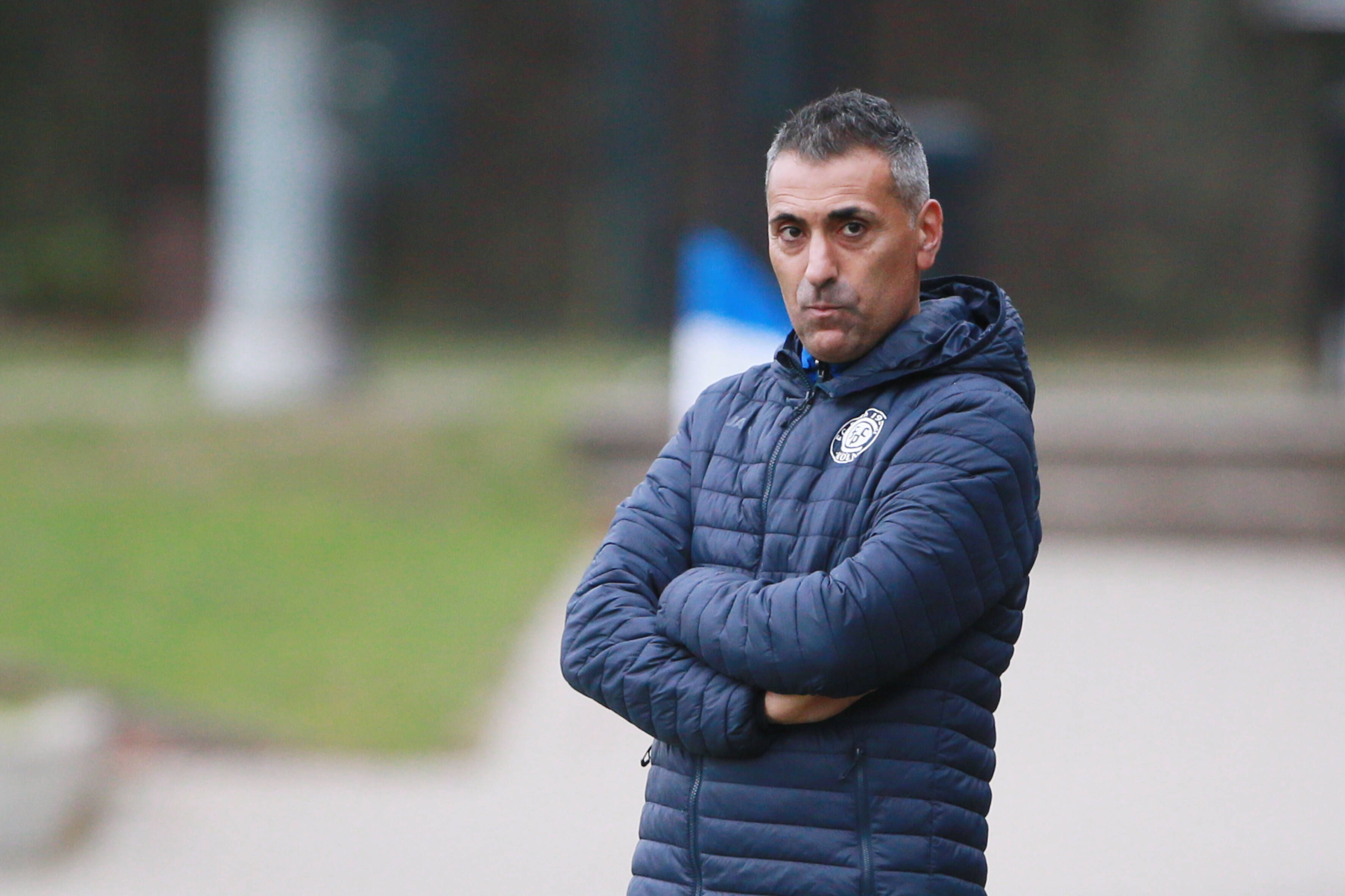 Bei einem Spiel des FC Pesch steht Ali Meybodi am Spielfeldrand.
