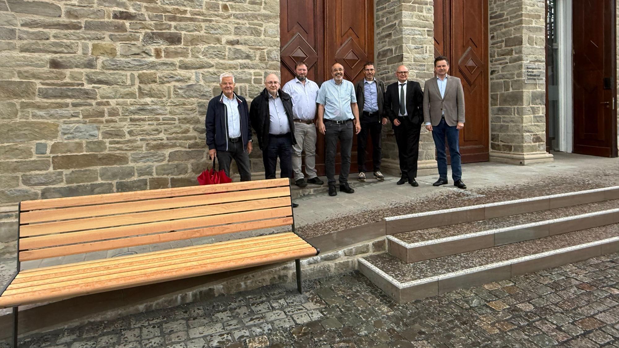 Bürgermeister Ulrich Stücker und Vertreter des Presbyteriums, des Fördervereins der Evangelischen Kirche, des Vorstands der Volksbank und der Bauleiter machten sich ein Bild von der fertigen Sanierung der Außenanlage.