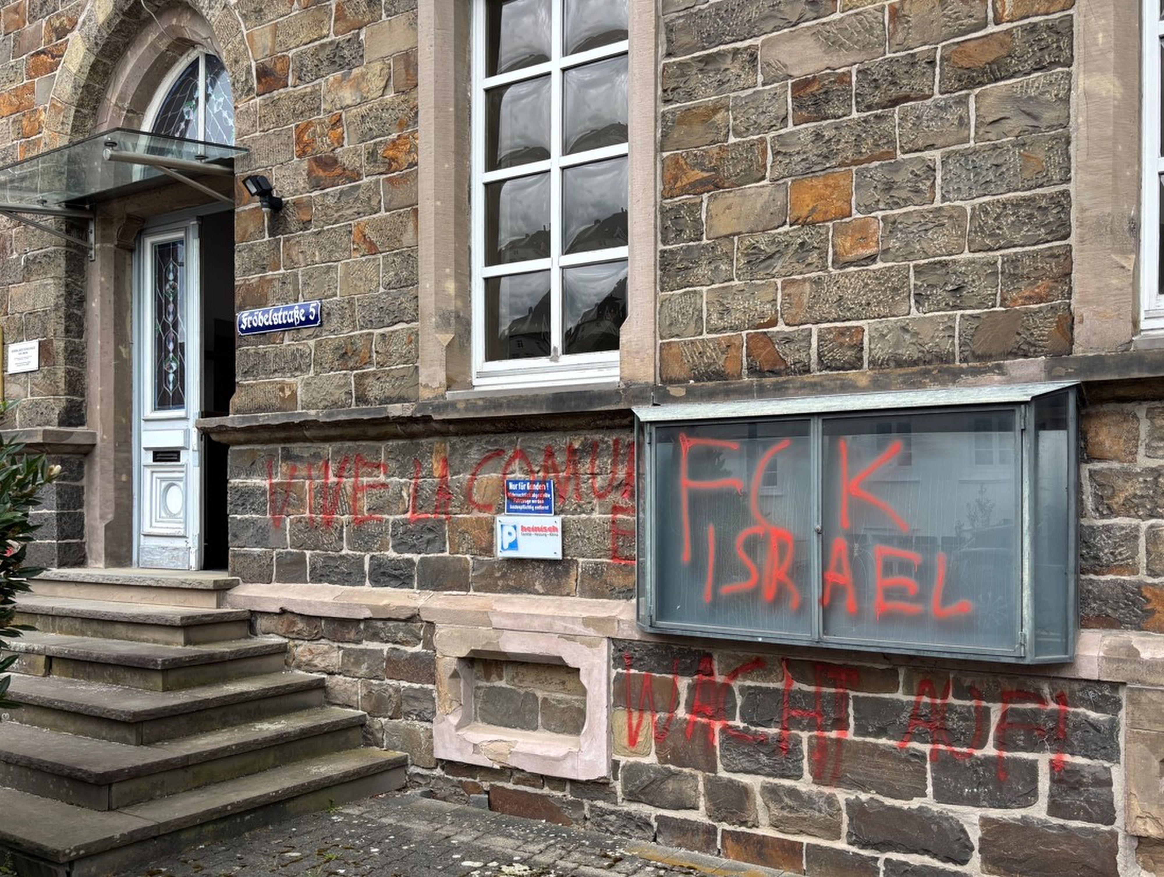 Zu sehen ist das beschmierte Gebäude der CDU-Kreisgeschäftsstelle.