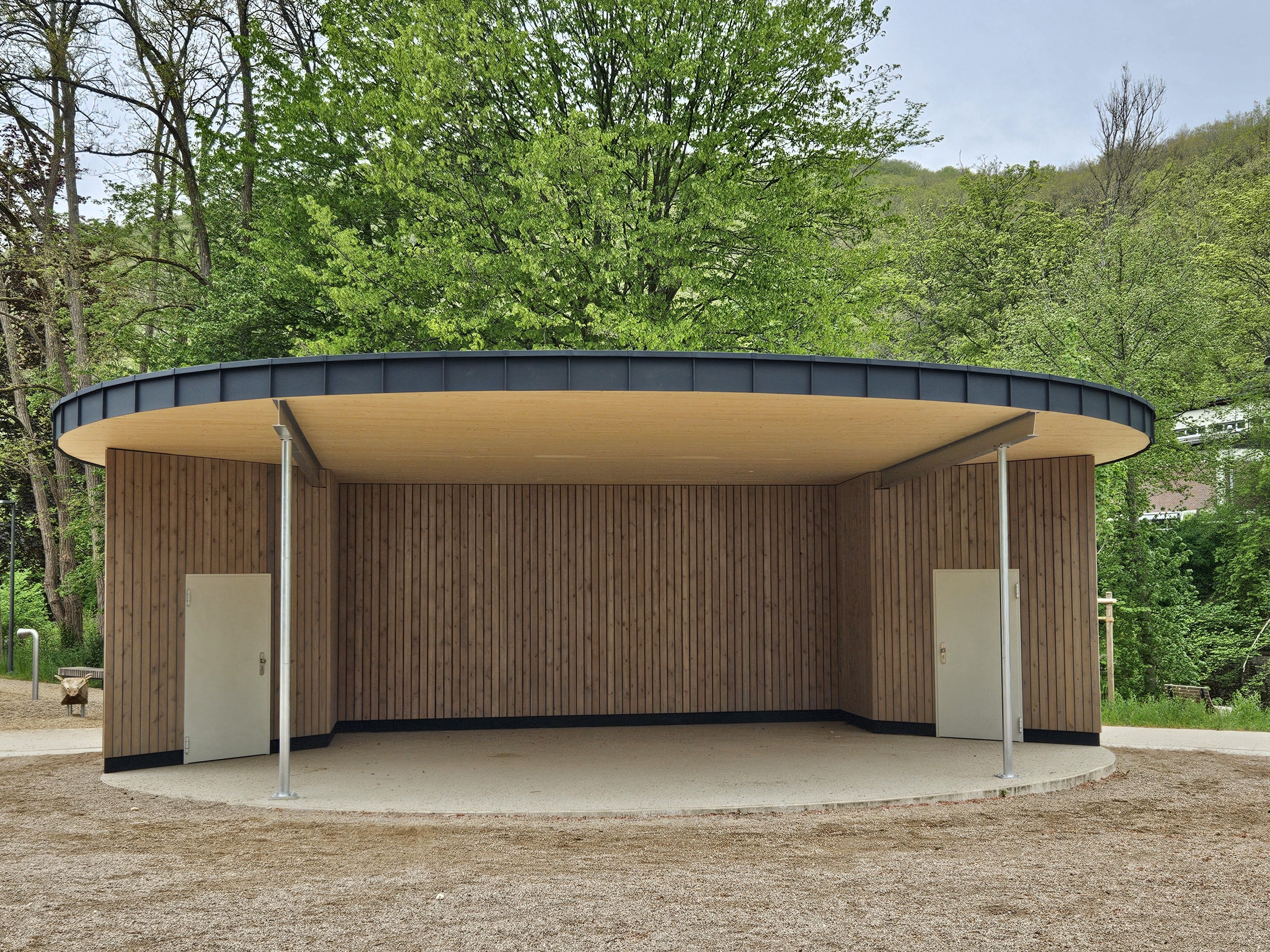 Das Bild zeigt einen fertiggestelltern Bau im Kurpark.