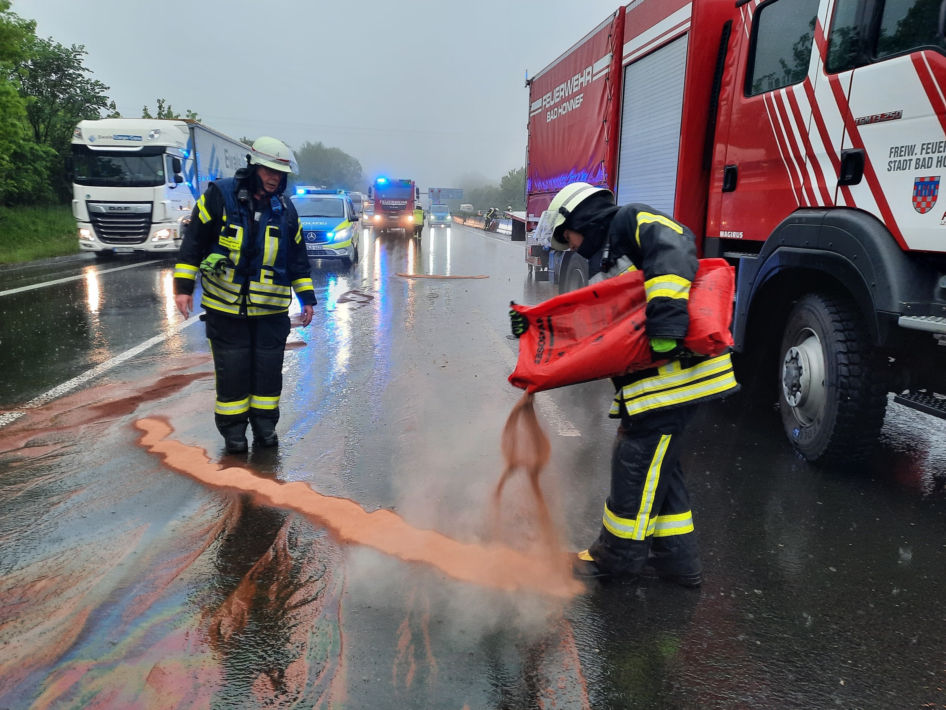 Die Feuerwehr Bad Honnef versuchte den auslaufenden Diesel mit Bindemittel aufzufangen.
