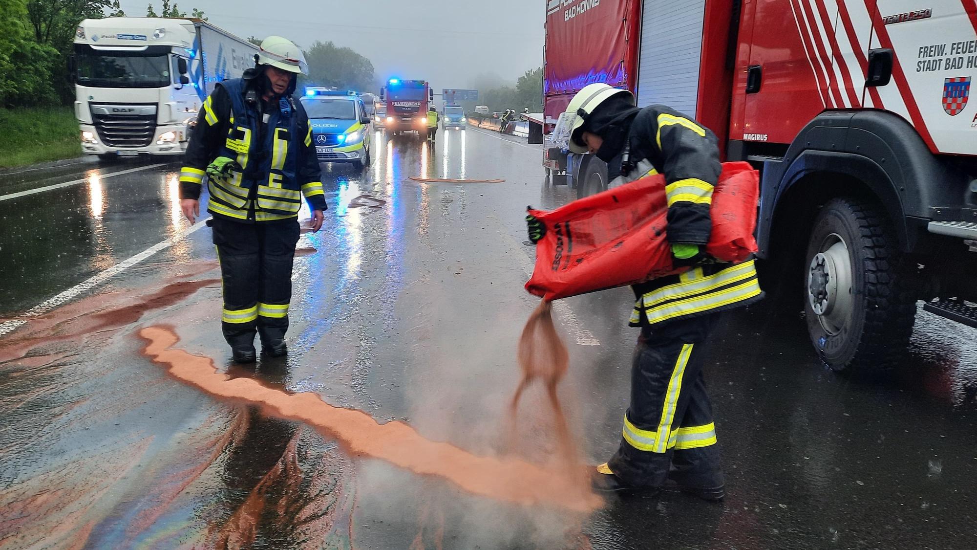 Die Feuerwehr Bad Honnef versuchte den auslaufenden Diesel mit Bindemittel aufzufangen.