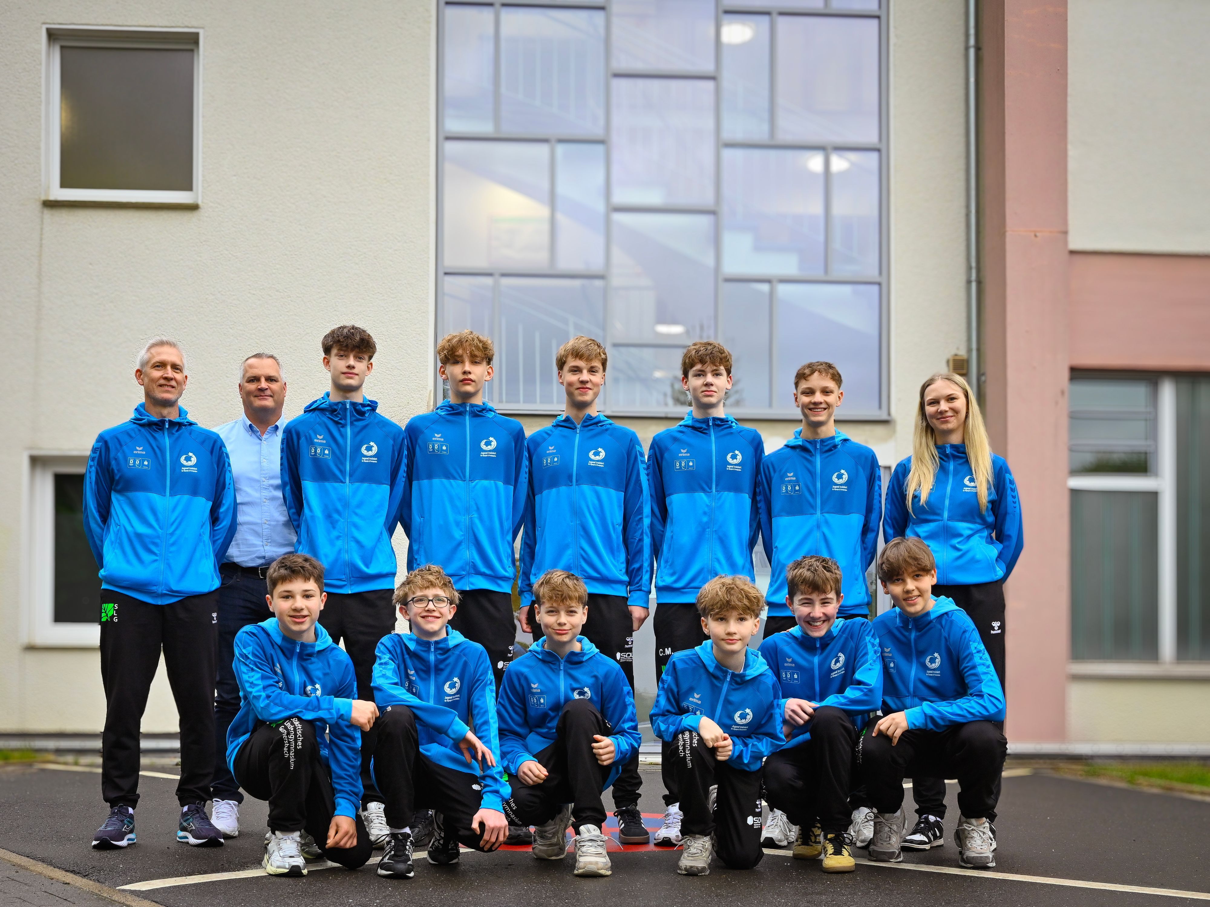 Gruppenfoto vor der Sporthalle Reininghauser Straße.