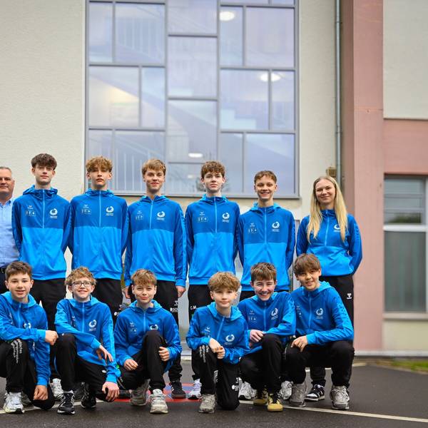Gruppenfoto vor der Sporthalle Reininghauser Straße.