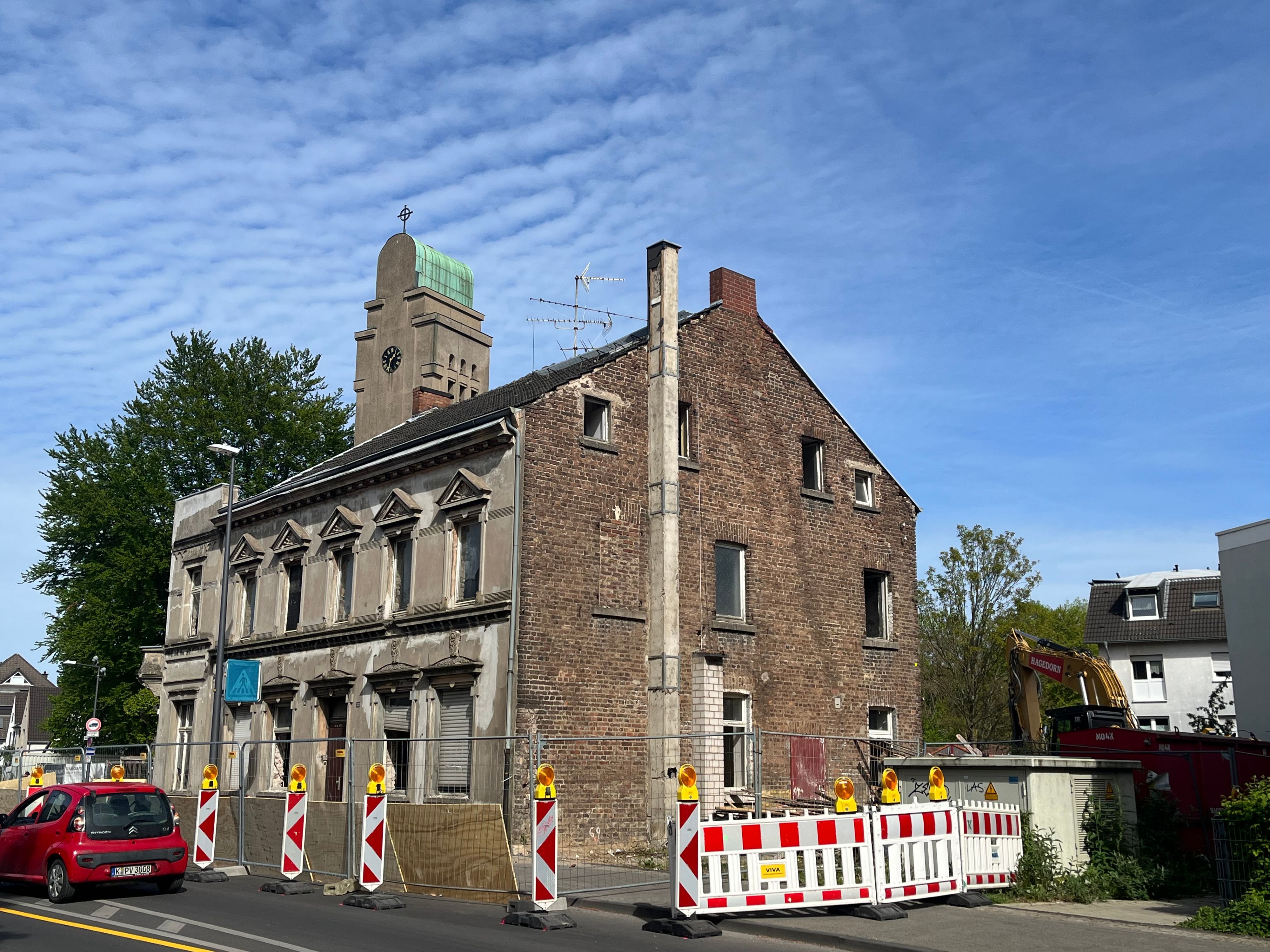Am Vorabend des Abbruchs stand der Bagger neben dem Sonnenhaus an der Poststraße bereit