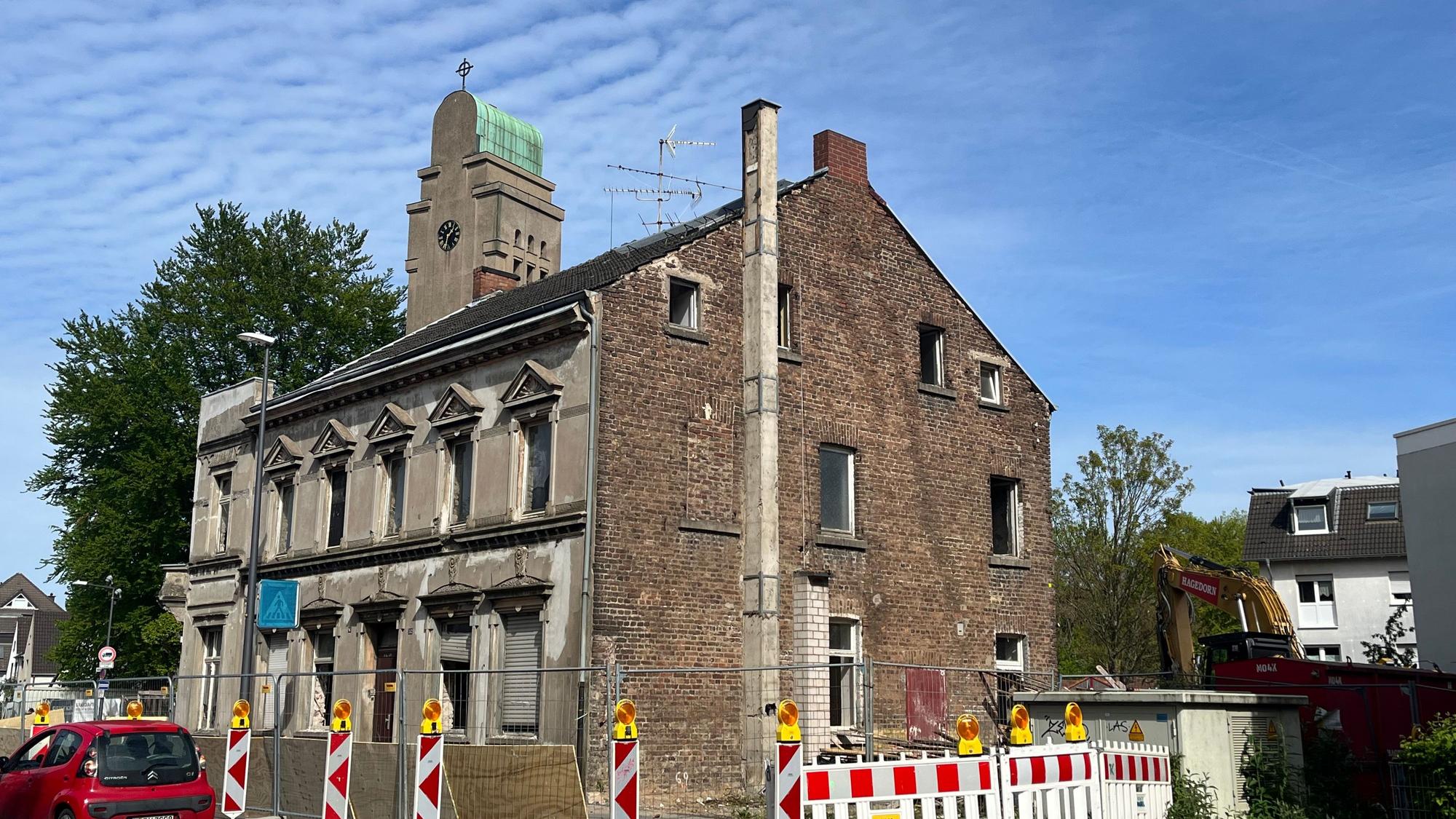 Am Vorabend des Abbruchs stand der Bagger neben dem Sonnenhaus an der Poststraße bereit
