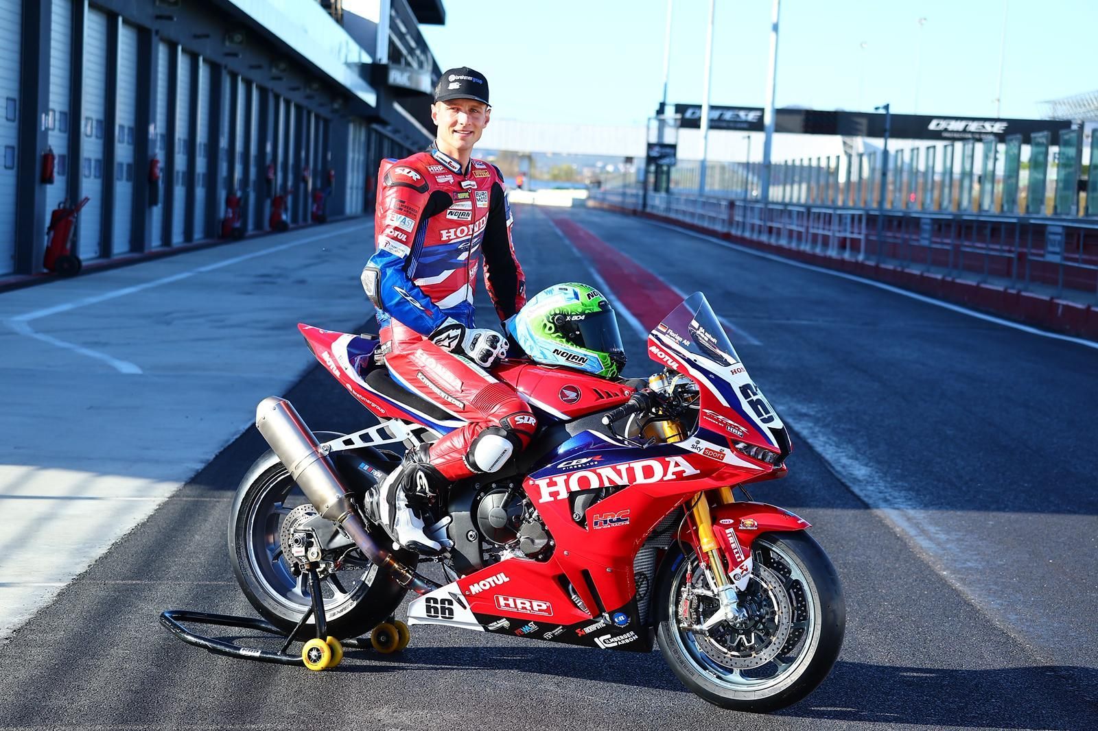Florian Alt sitzt auf dem augebockten Motorrad.