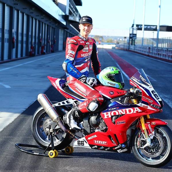 Florian Alt sitzt auf dem augebockten Motorrad.