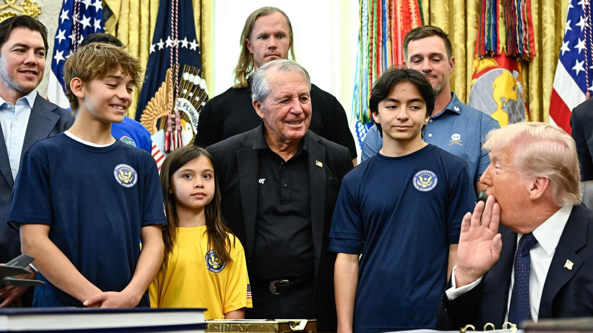 Donald Trump (r.) am Dienstag (5. Mai) im Weißen Haus mit der südafrikanischen Golf-Legende Gary Player (M.) und Schülerinnen und Schülern