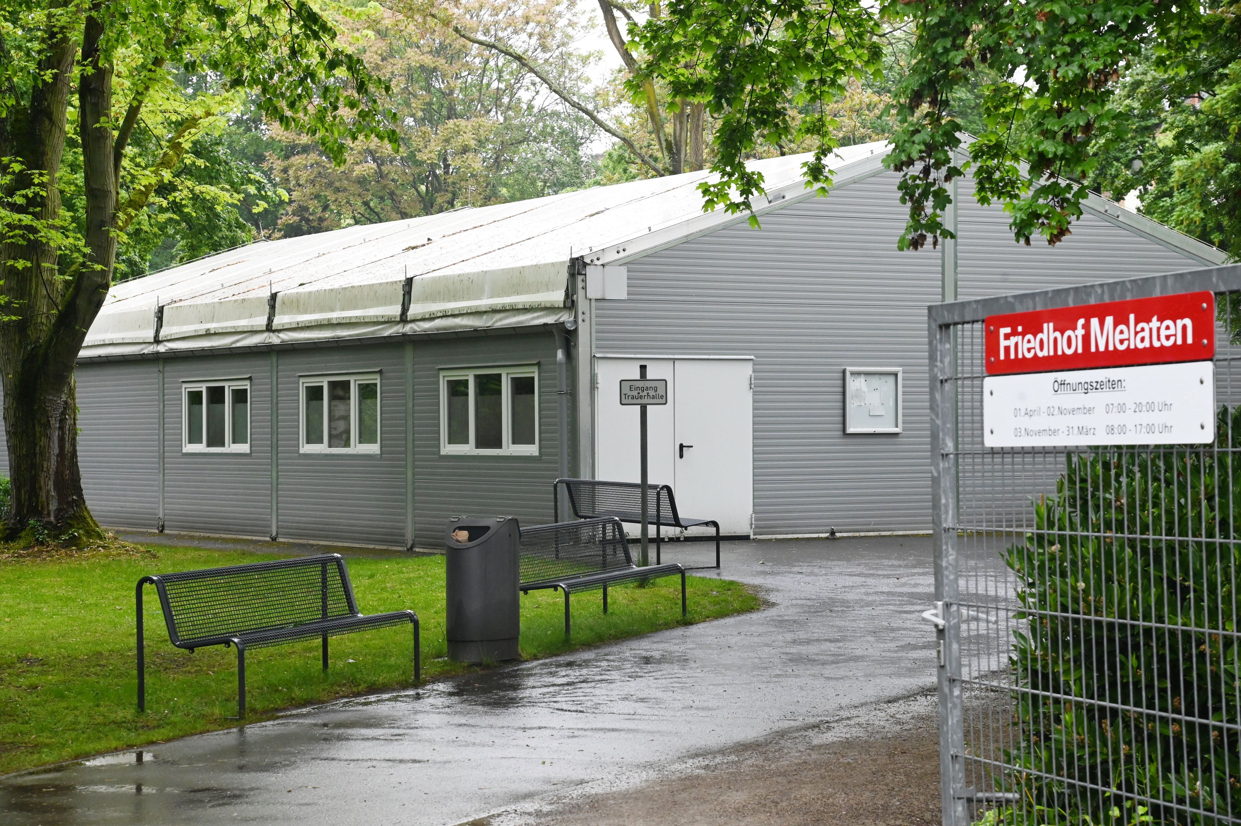 Die umstrittene Ersatz-Trauerhalle auf dem Melatenfriedhof