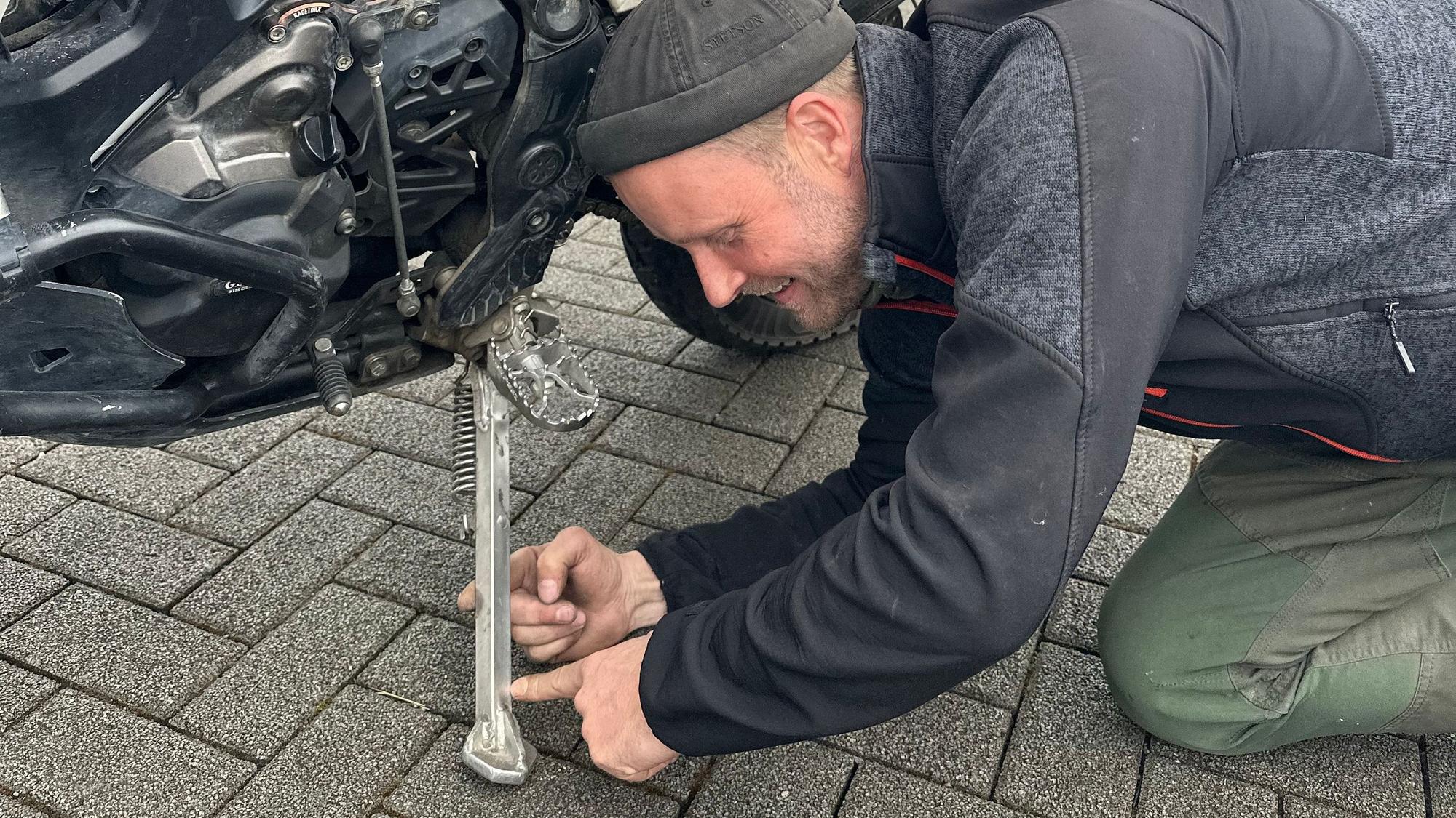 Diesen Seitenständer fertige ein Handwerker im indischen Goa für die Yamaha von Corny Köster.