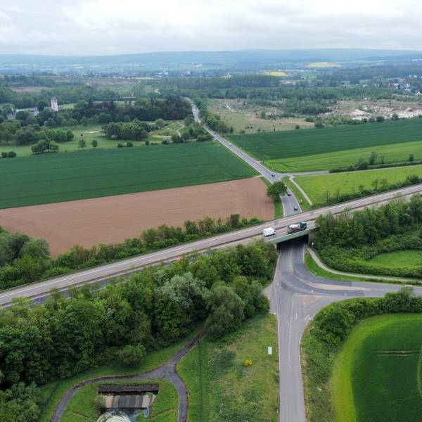 Das Drohnenbild zeigt den Bereich der Unterführung der L11 an der A1 mit Blick in Richtung Burg Zievel/Lessenich.