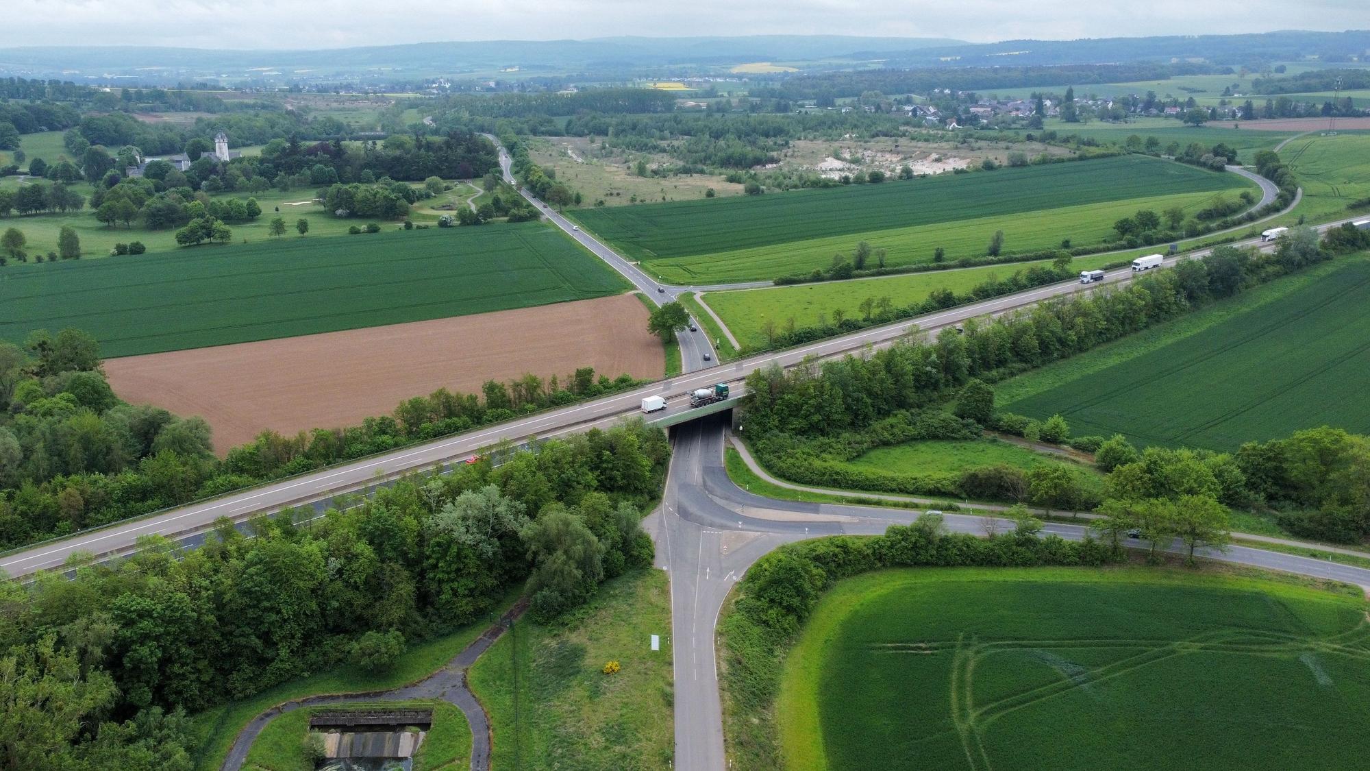 Das Drohnenbild zeigt den Bereich der Unterführung der L11 an der A1 mit Blick in Richtung Burg Zievel/Lessenich.